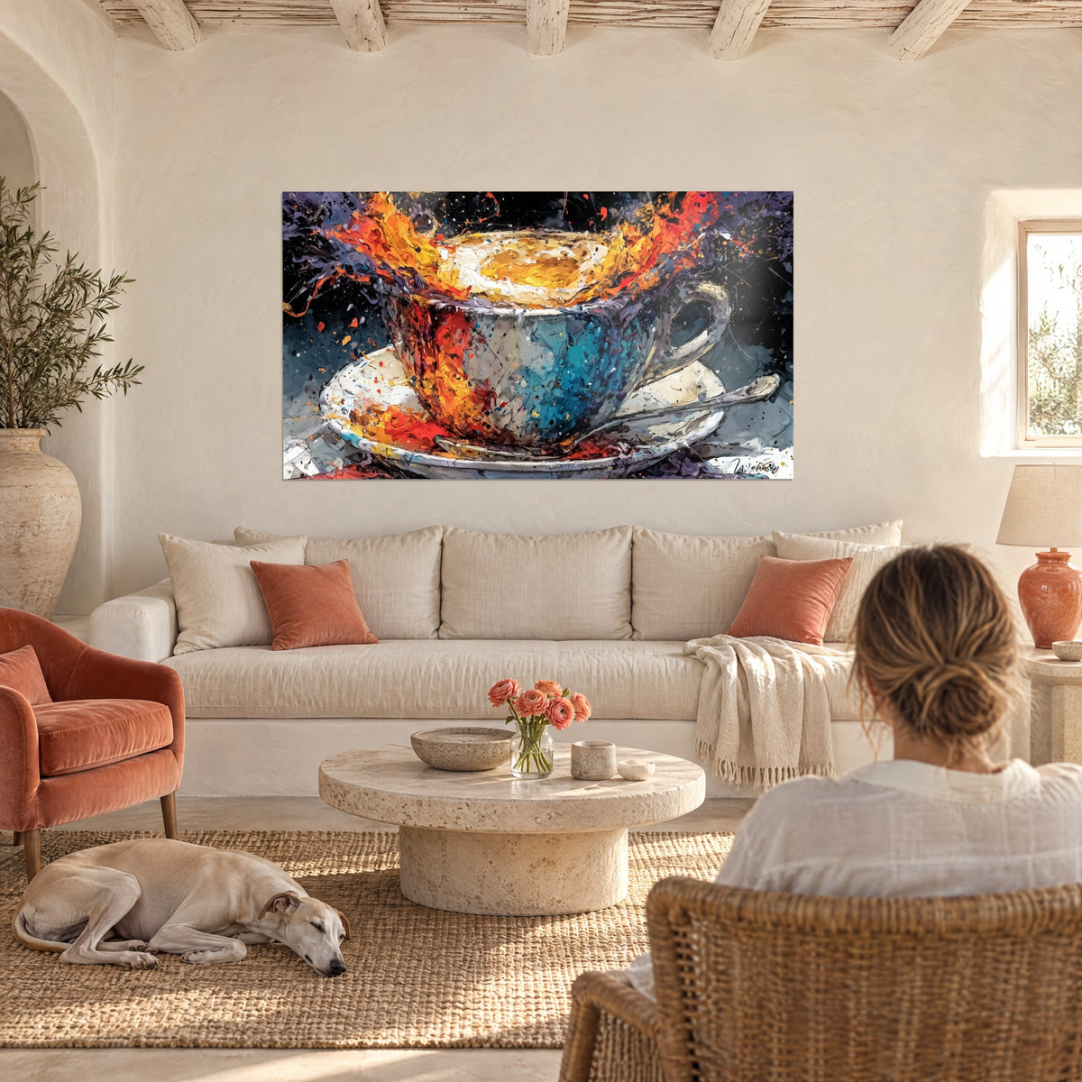 Tableau tasse de café éclatante aux jaillissements orange et bleu turquoise, une femme de dos et un greyhound, au-dessus d'un canapé dans un salon lumineux