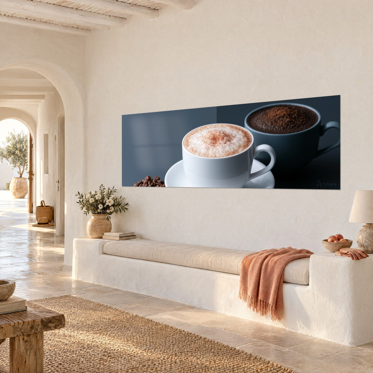 Tableau café crémeux à la poudre brune, porcelaine blanche et grains torréfiés, panoramique bleu-gris, vue de trois-quarts au-dessus d'une banquette blanche