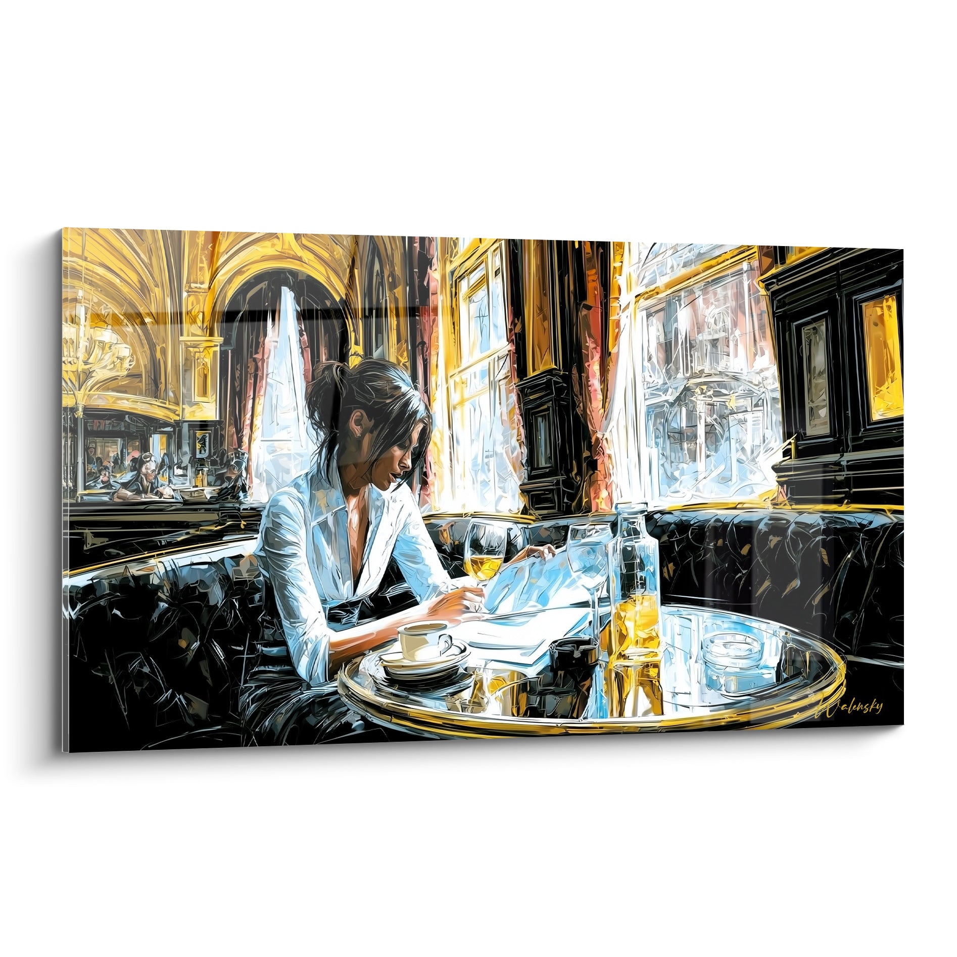 Femme lisant en chemisier blanc dans un tableau café doré et anthracite aux arches lumineuses