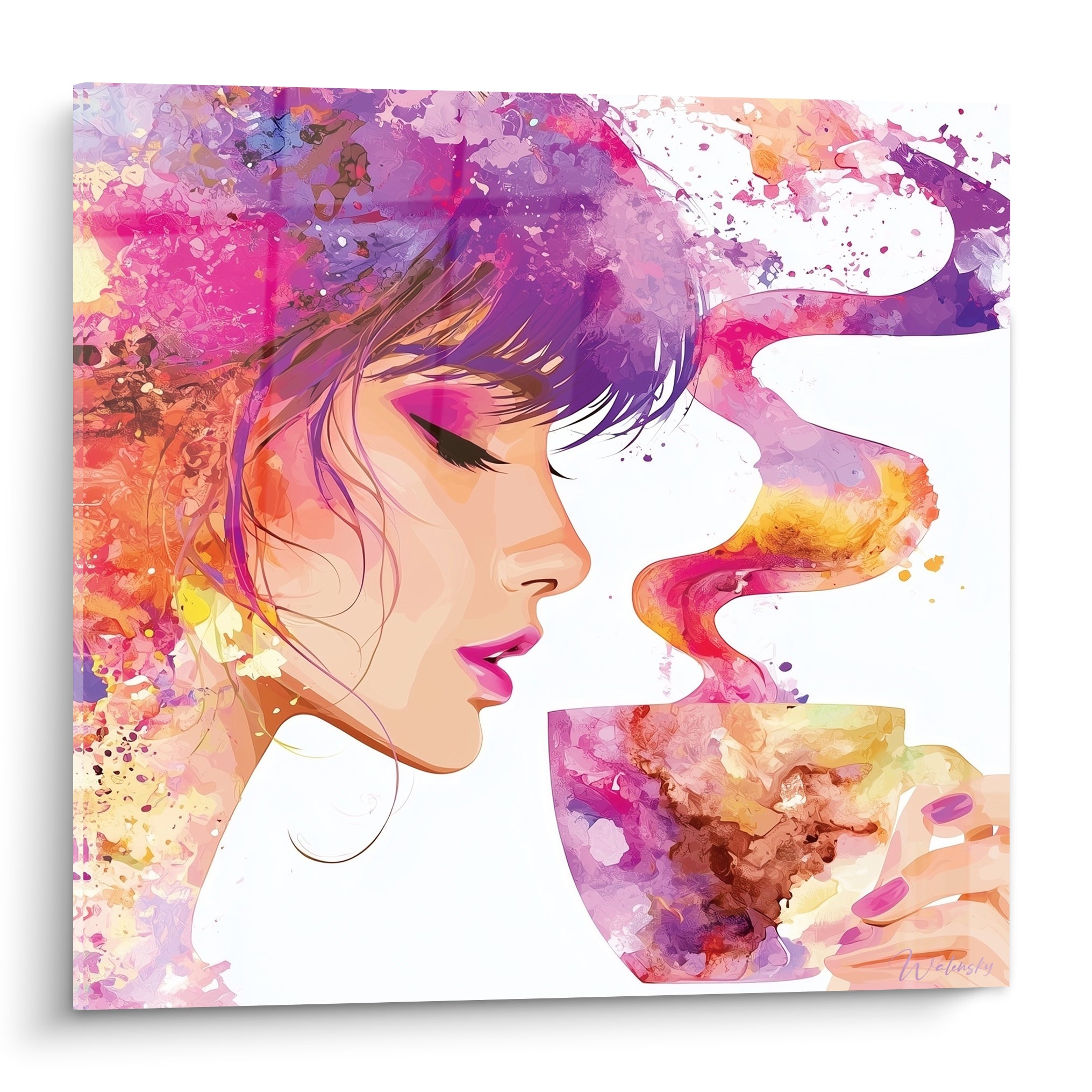 Femme aux cheveux violets et roses hume une tasse de café fumante et dorée