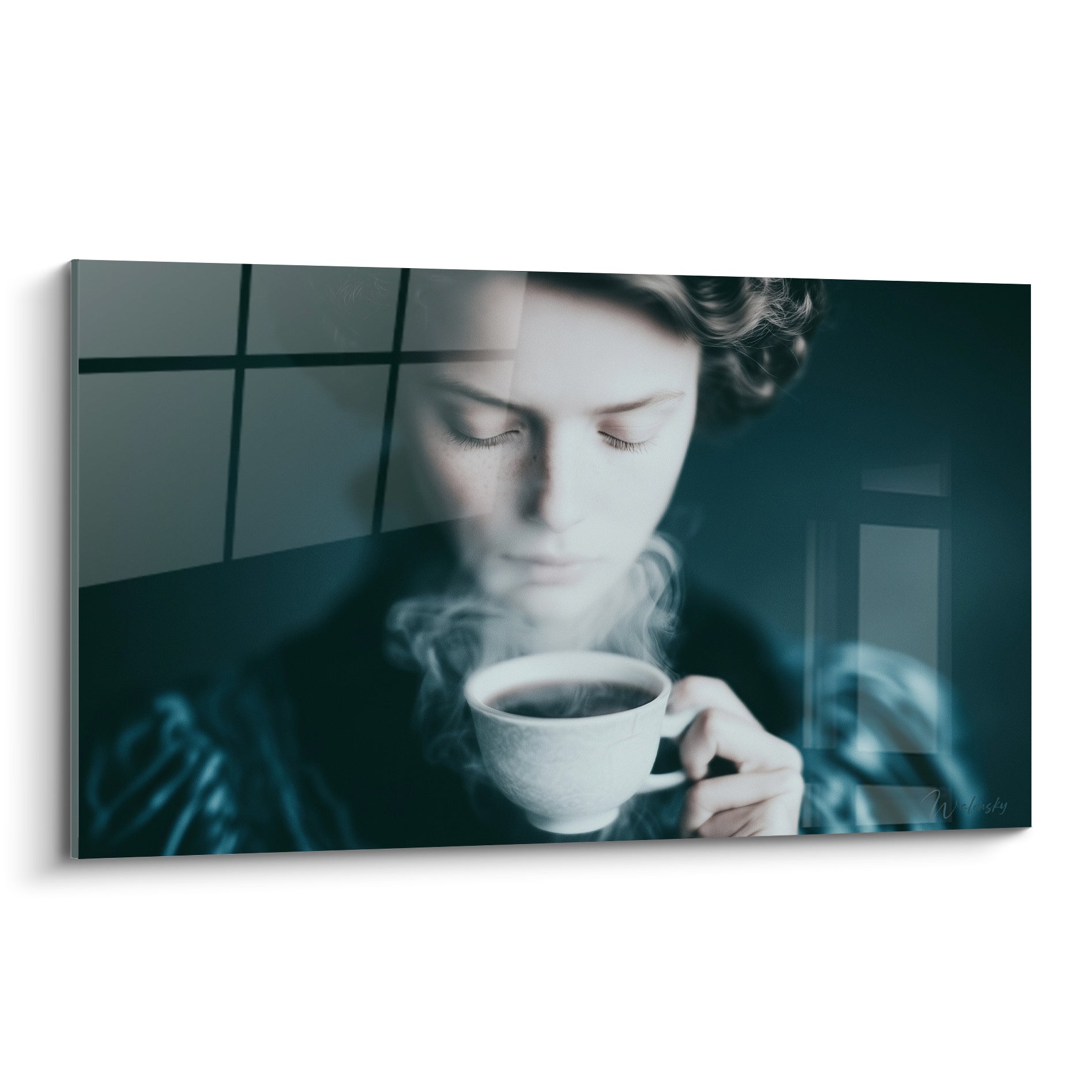 Femme aux yeux clos savourant une tasse blanche, vapeur et tons bleu nuit intenses