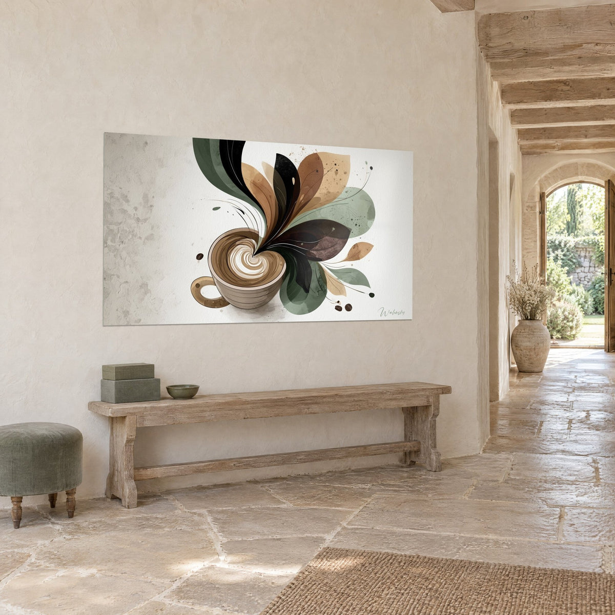 Quadro latte art a spirale cremosa in una tazza beige, petali neri e verde salvia, appeso in un corridoio di pietra