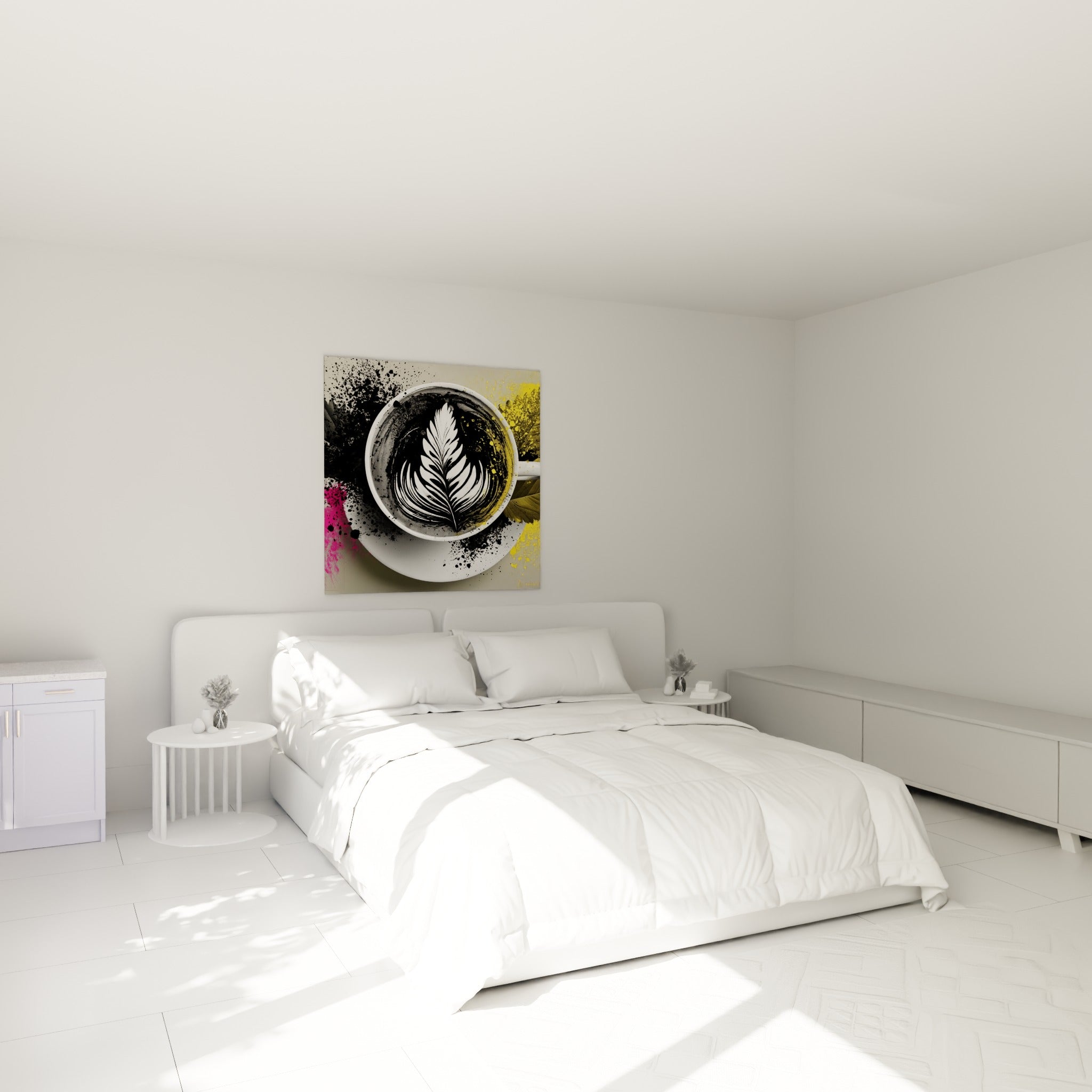 Fleur blanche sur café noir dans une tasse, jaune et rose éclaboussés, au-dessus d'un lit dans une chambre claire