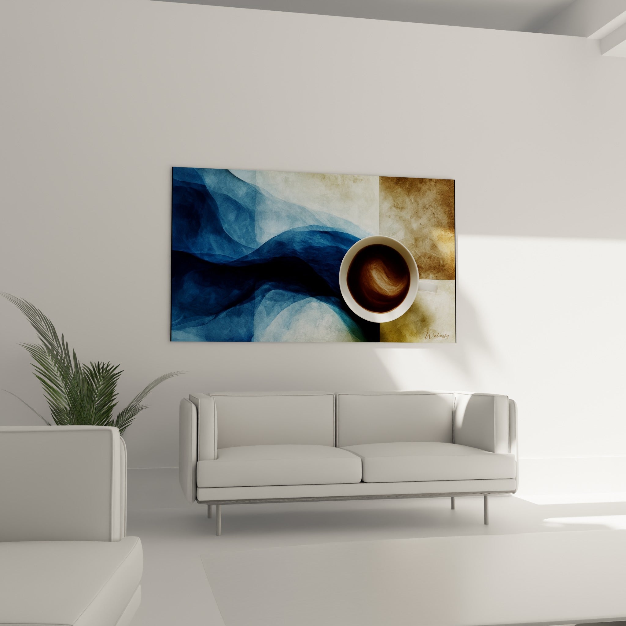 Boisson brune dans une tasse posée sur des vagues bleu marine et beige, au-dessus d'un canapé dans un salon lumineux