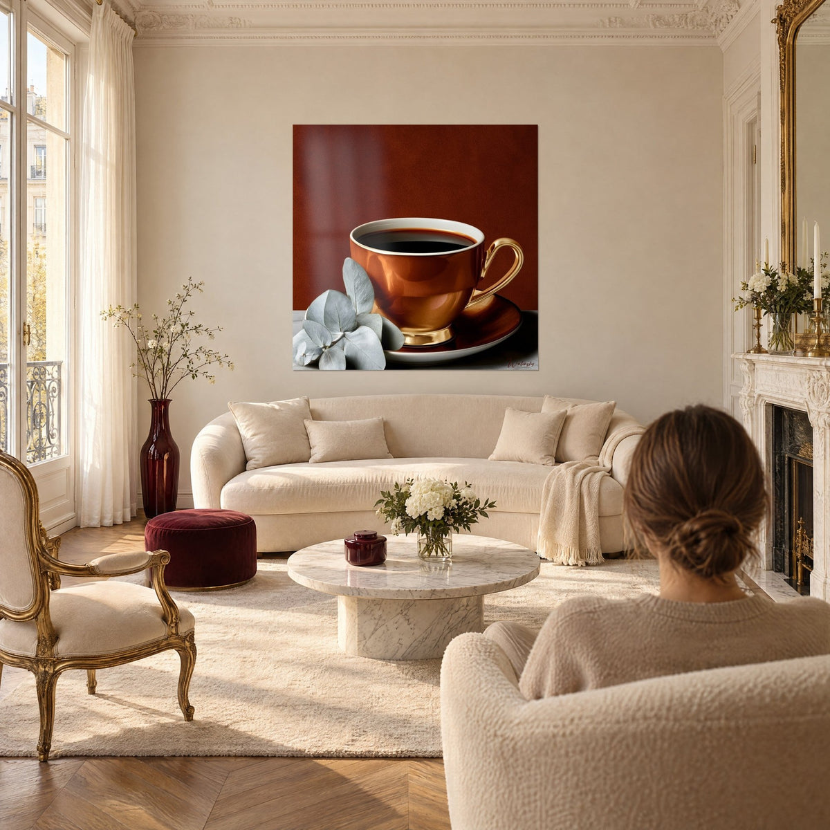 Tableau tasse de café cuivrée liseré doré, feuilles d'eucalyptus argentées, fond brun-rouge, au-dessus d'un canapé dans un salon lumineux