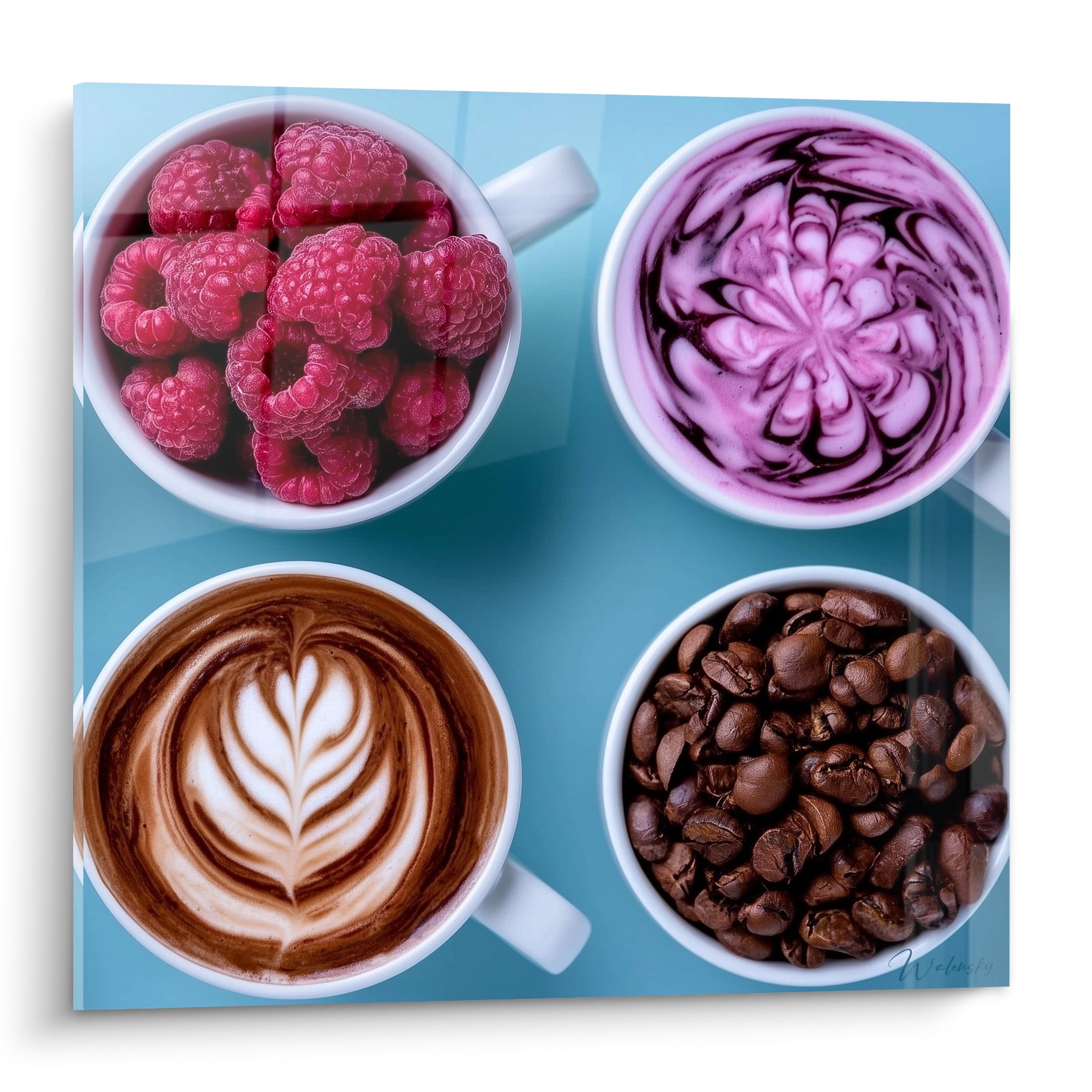 Quatre tasses de café latte art framboise rose et brun torréfié sur fond turquoise vif