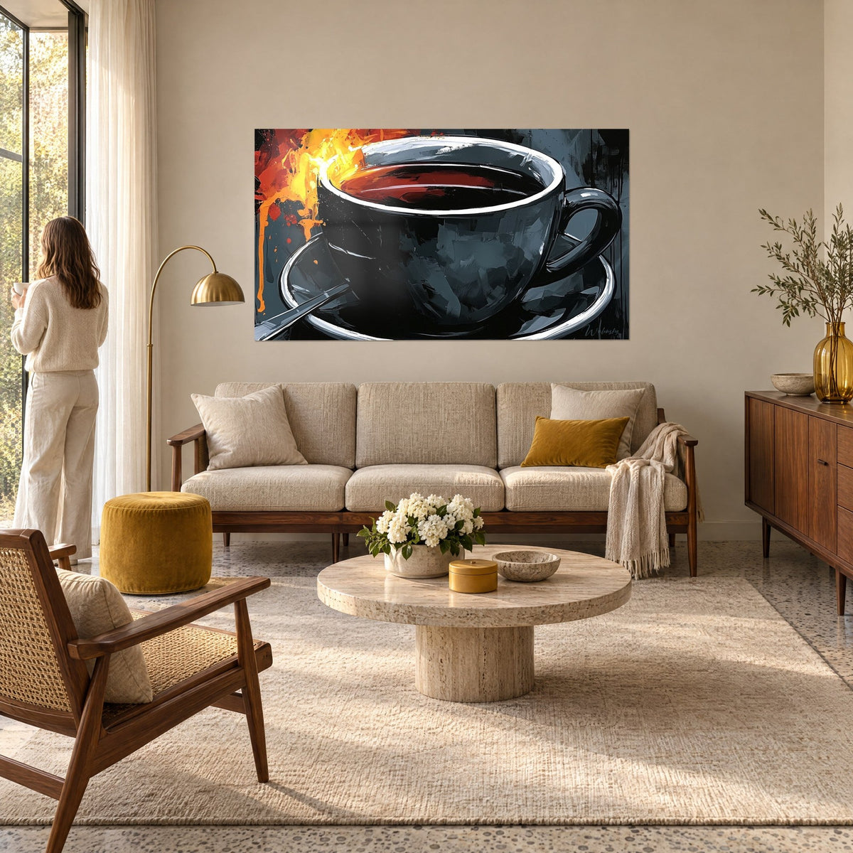 Quadro tazzina di caffè nero con schizzi dorati e rossi, liquido scuro lucente, sopra un divano in un soggiorno luminoso