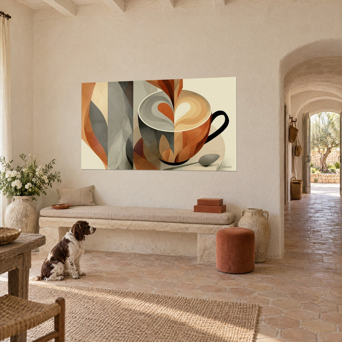 Quadro di cappuccino stilizzato con foglie arancioni e grigie, di fronte a uno spaniel seduto in un casale provenzale