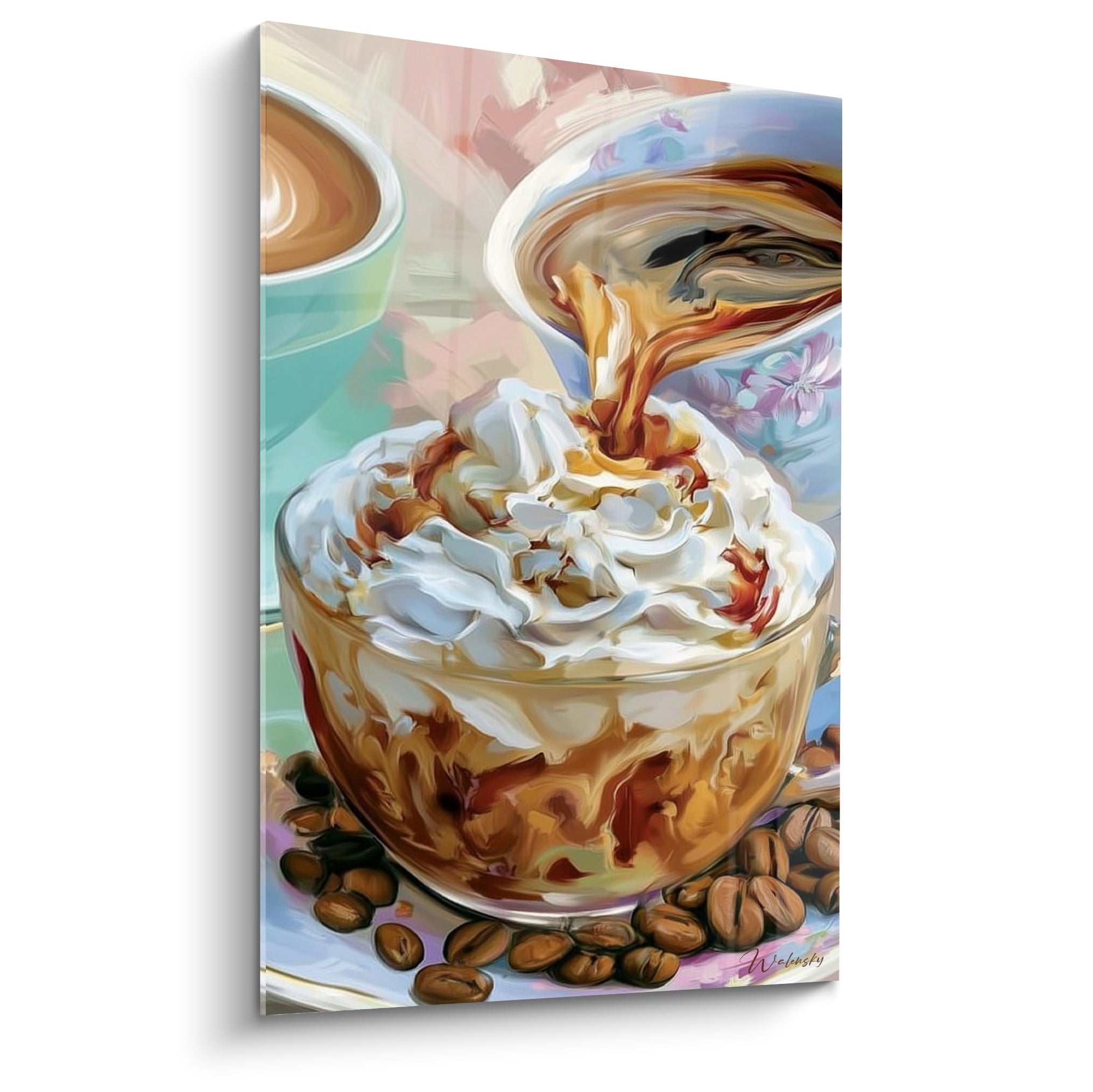 Café glacé nappé de crème fouettée aux teintes ambre et caramel, grains torréfiés bruns au premier plan