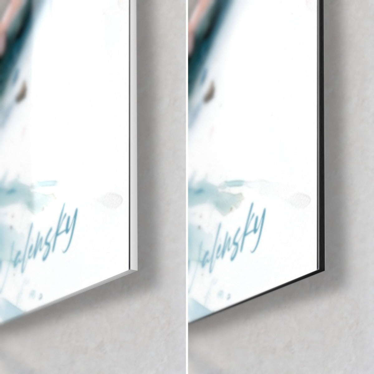 Quadro tazza blu con riflessi dorati, angolo in basso a destra: vetro acrilico lucido a sinistra, alluminio Dibond bianco opaco a destra, bordo da 3 mm