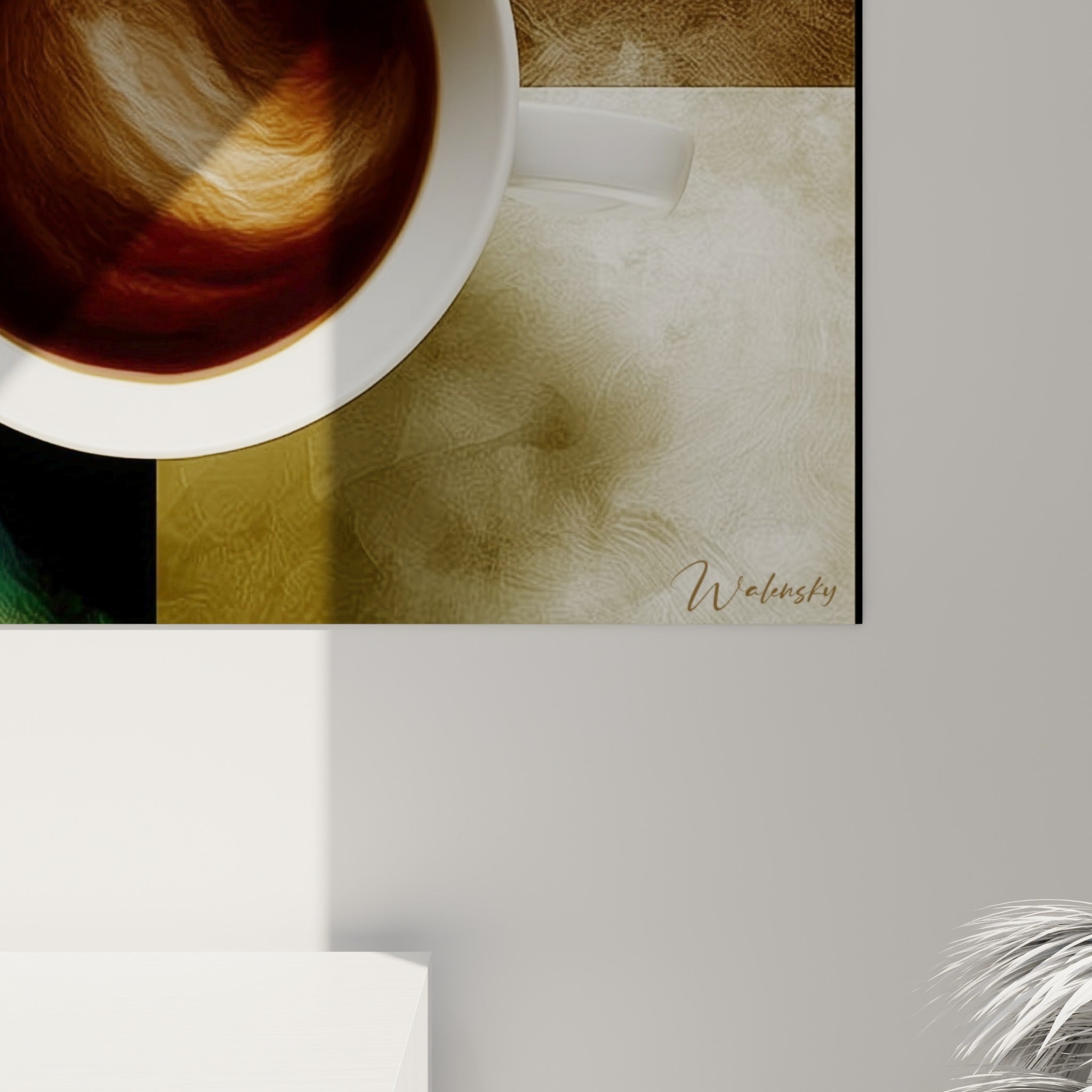 Grain texturé du bleu marine et de l'ocre, empâtements visibles autour de la tasse blanche peinte