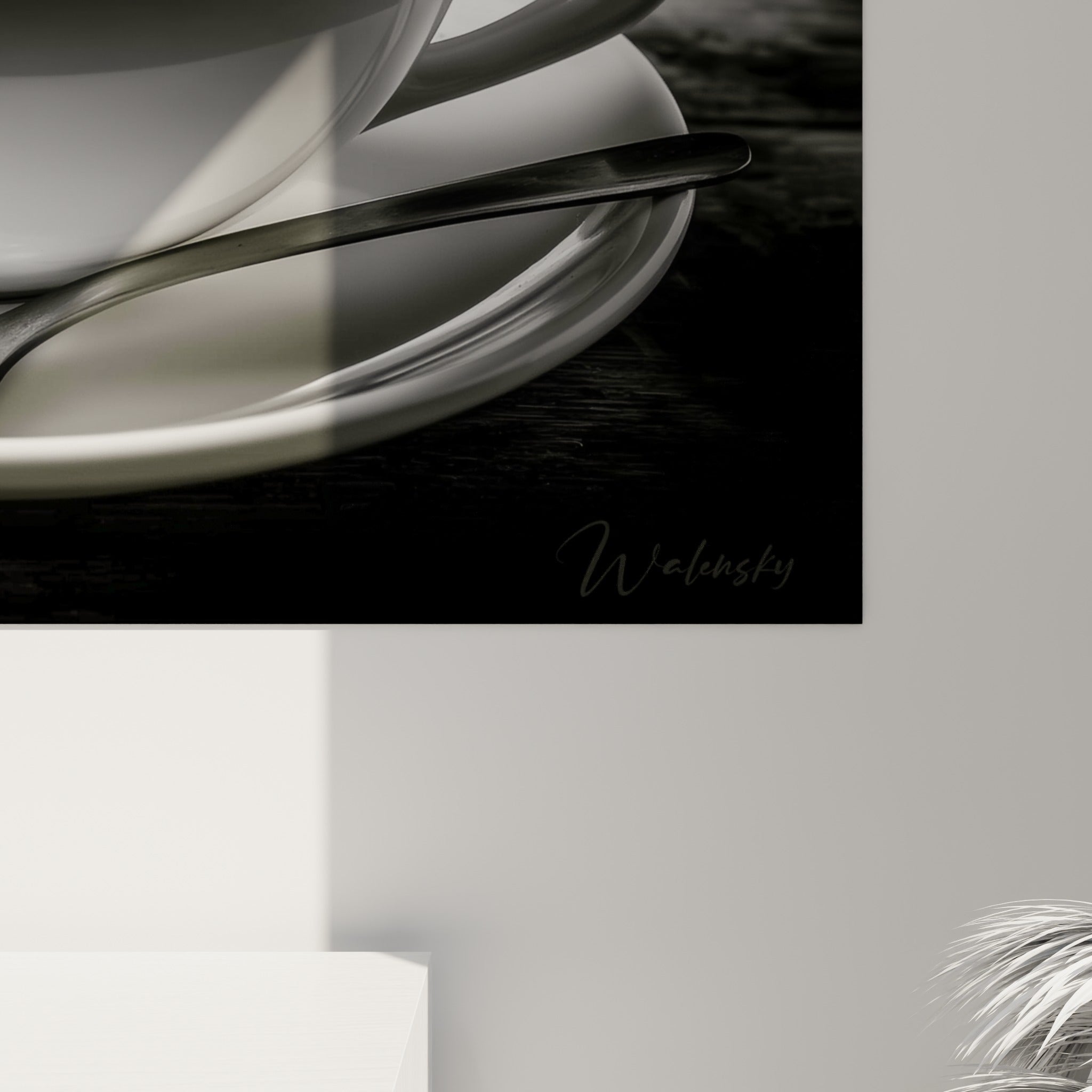 Grain photographique visible sur les nuances de gris et blanc de la mousse et des grains torréfiés