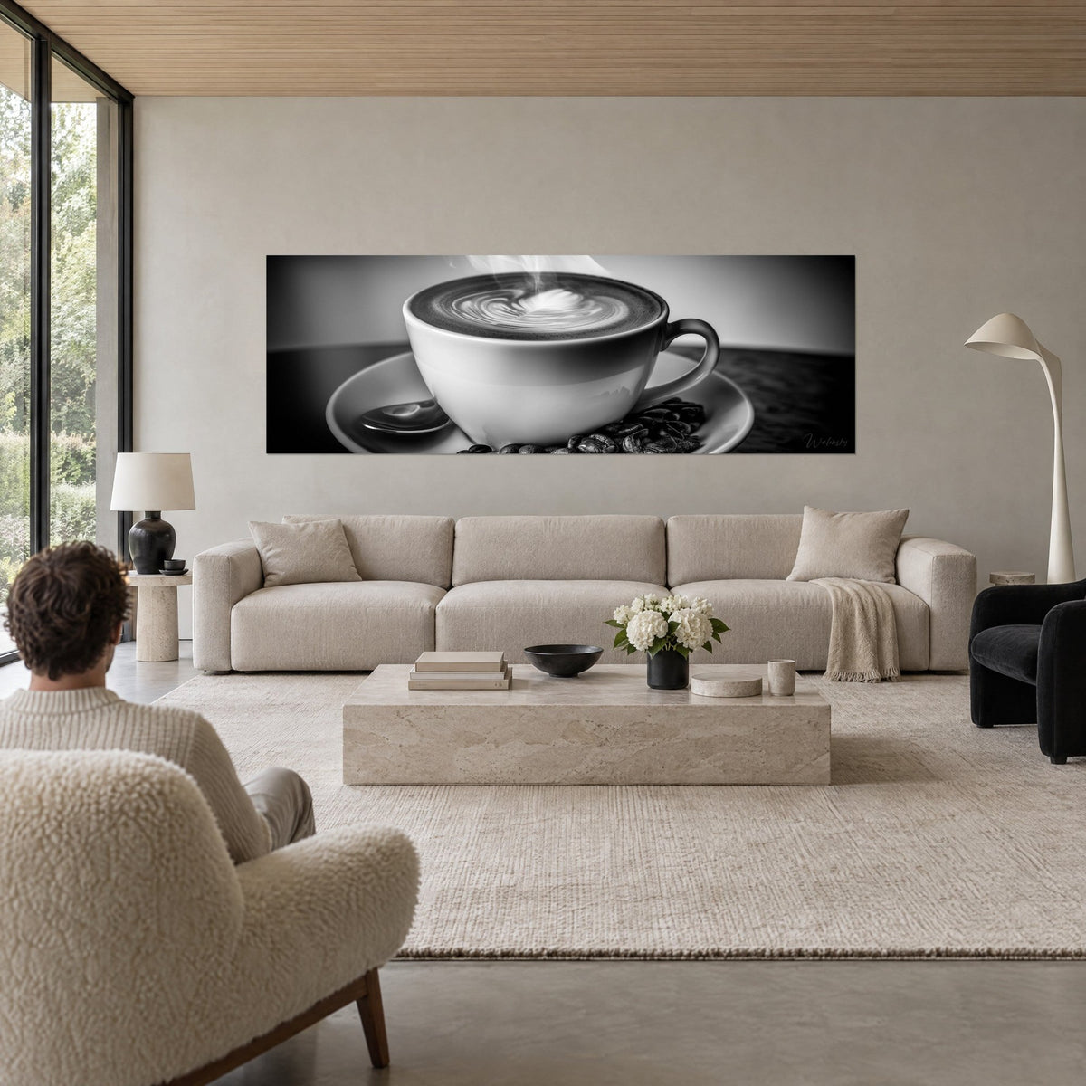 Quadro tazzina di caffè fumante, schiuma cremosa a forma di cuore, chicchi marroni su piattino bianco, sopra un divano in un soggiorno luminoso