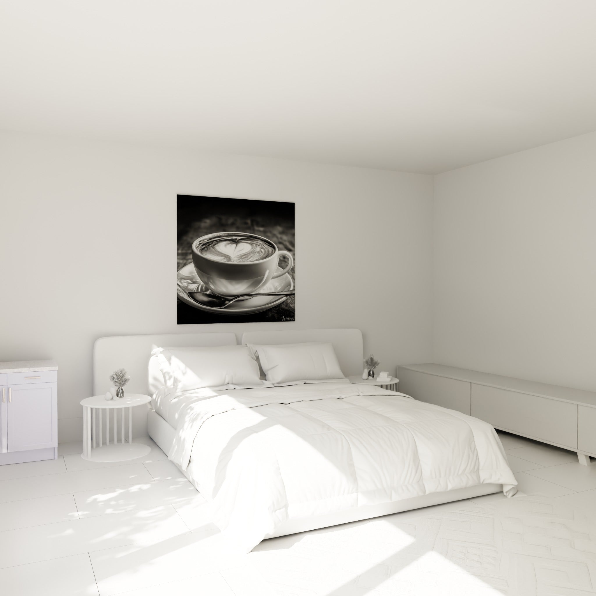 Cœur en mousse sur café noir et blanc au-dessus d'un lit dans une chambre claire