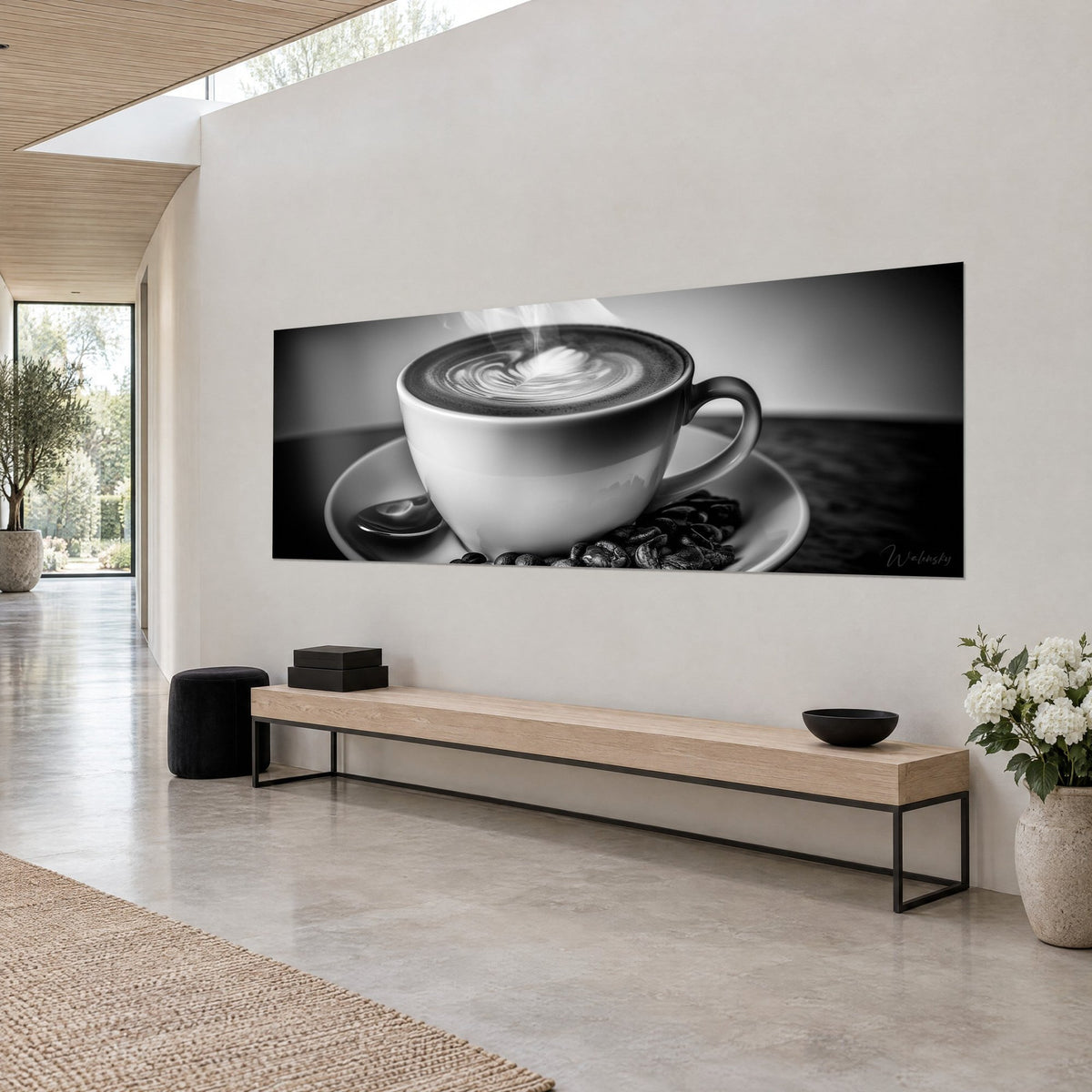 Quadro cappuccino vaporoso in bianco e nero, cucchiaino argentato e chicchi tostati, appeso in una casa d'architetto