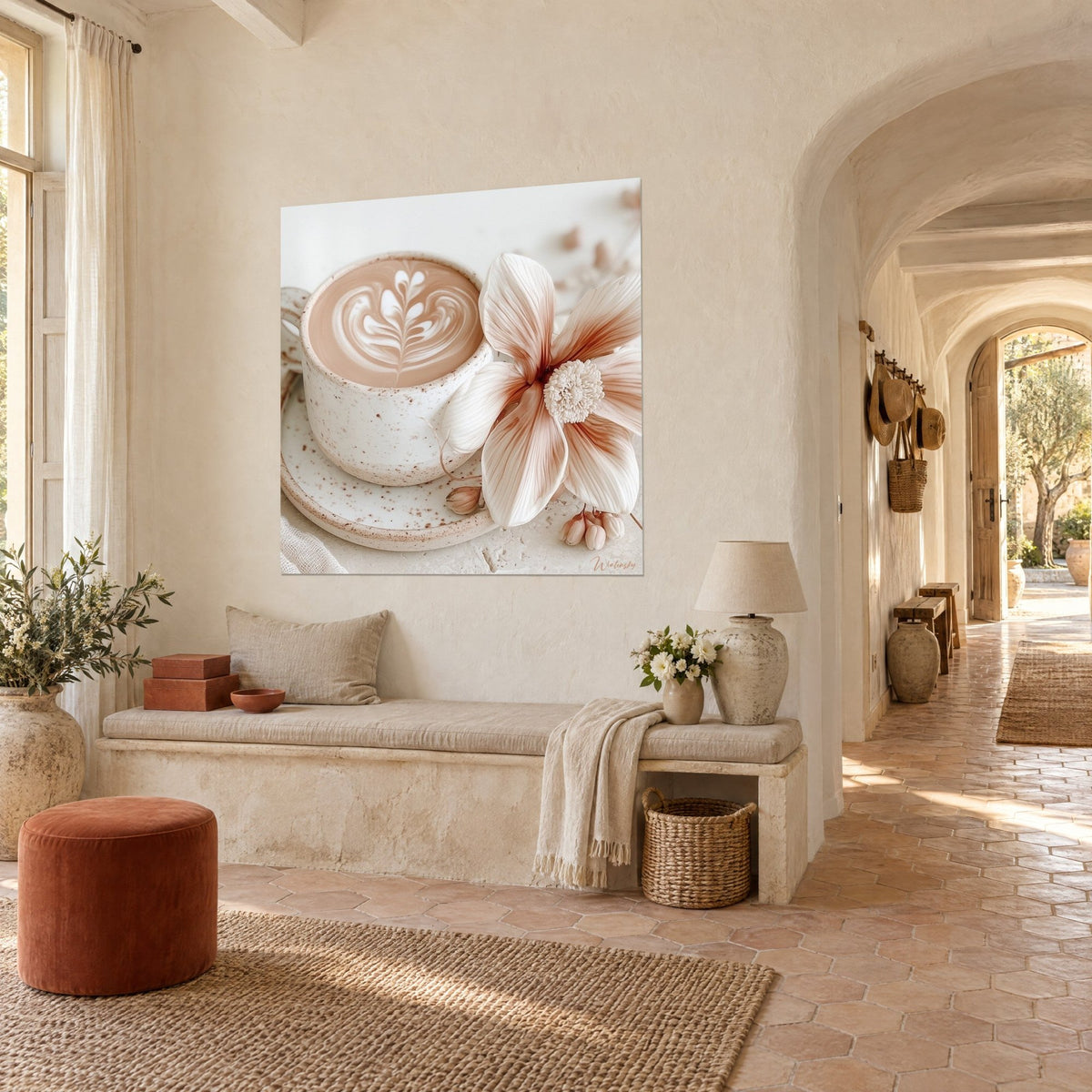 Tableau latte art en cœur crème dans une tasse mouchetée, grande fleur blanche rosée, au fond d'un couloir voûté en pierre