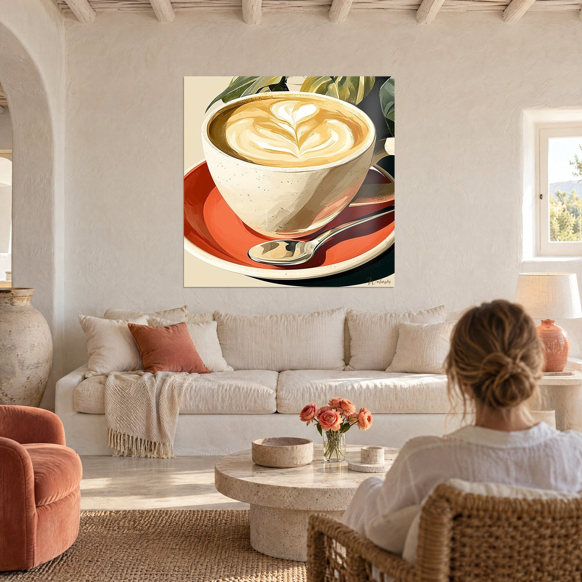 Tableau cappuccino à la rosette crème et corail, feuillage vert, femme de dos au-dessus d'un canapé dans un salon lumineux