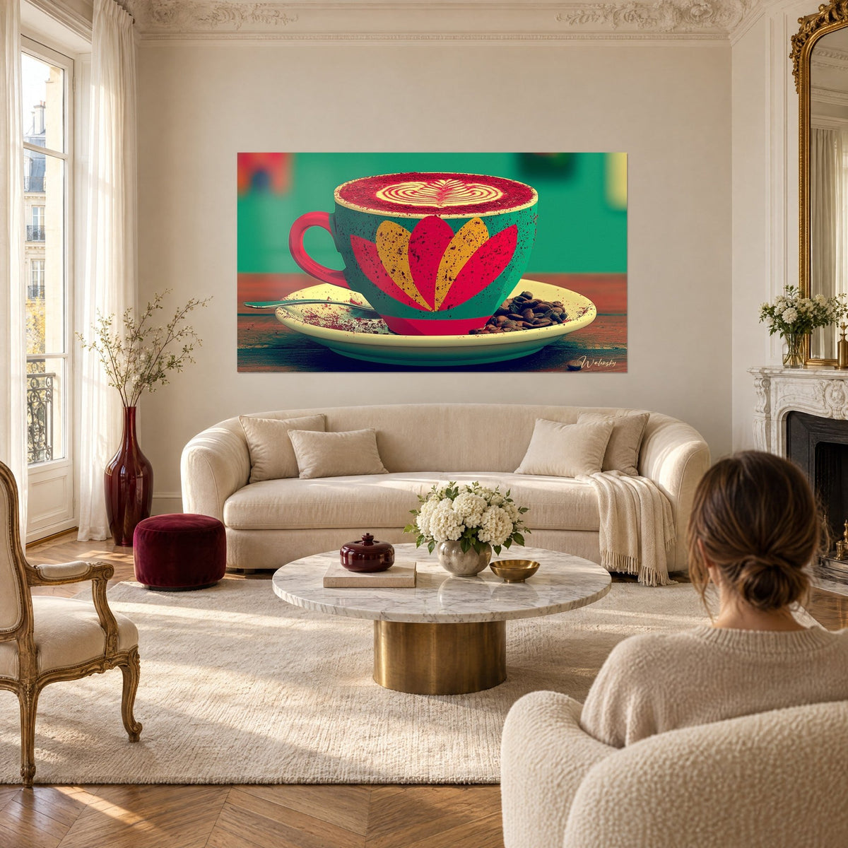 Gemälde Cappuccino-Tasse in Türkis mit roten und ockerfarbenen Blütenblättern, Schaumblatt, Frau von hinten, über einem Sofa in einem hellen Wohnzimmer
