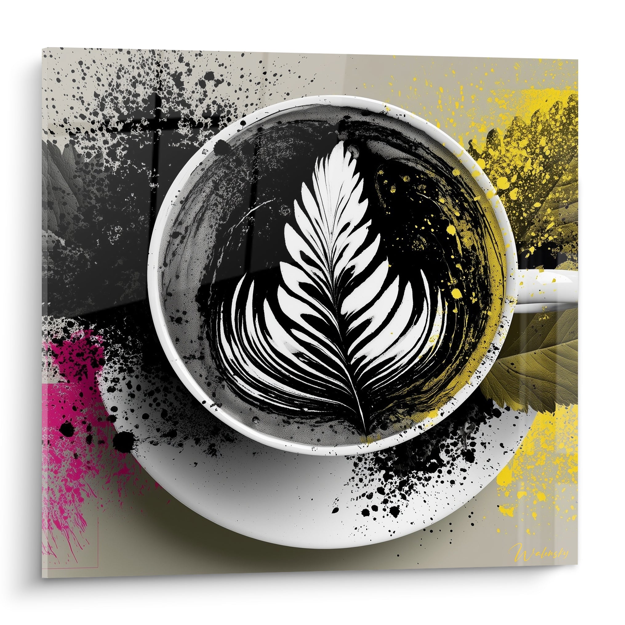Tasse de café noire au latte art blanc, éclaboussures jaunes et roses sur fond beige
