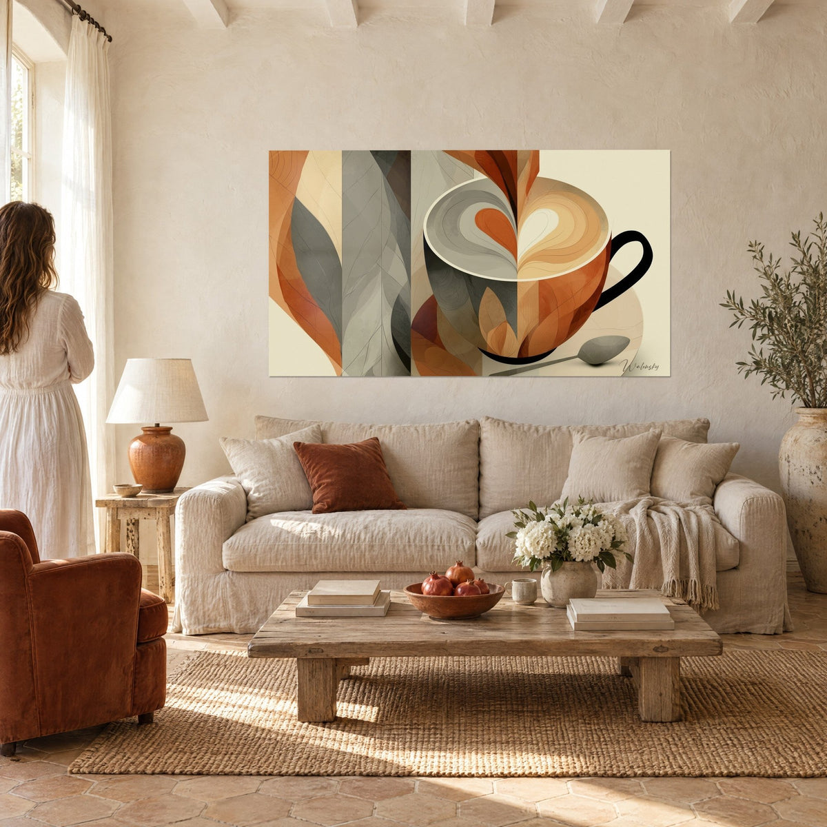 Quadro di tazza di latte con cuore cremoso, in terracotta e grigio, appeso sopra un divano in un soggiorno luminoso