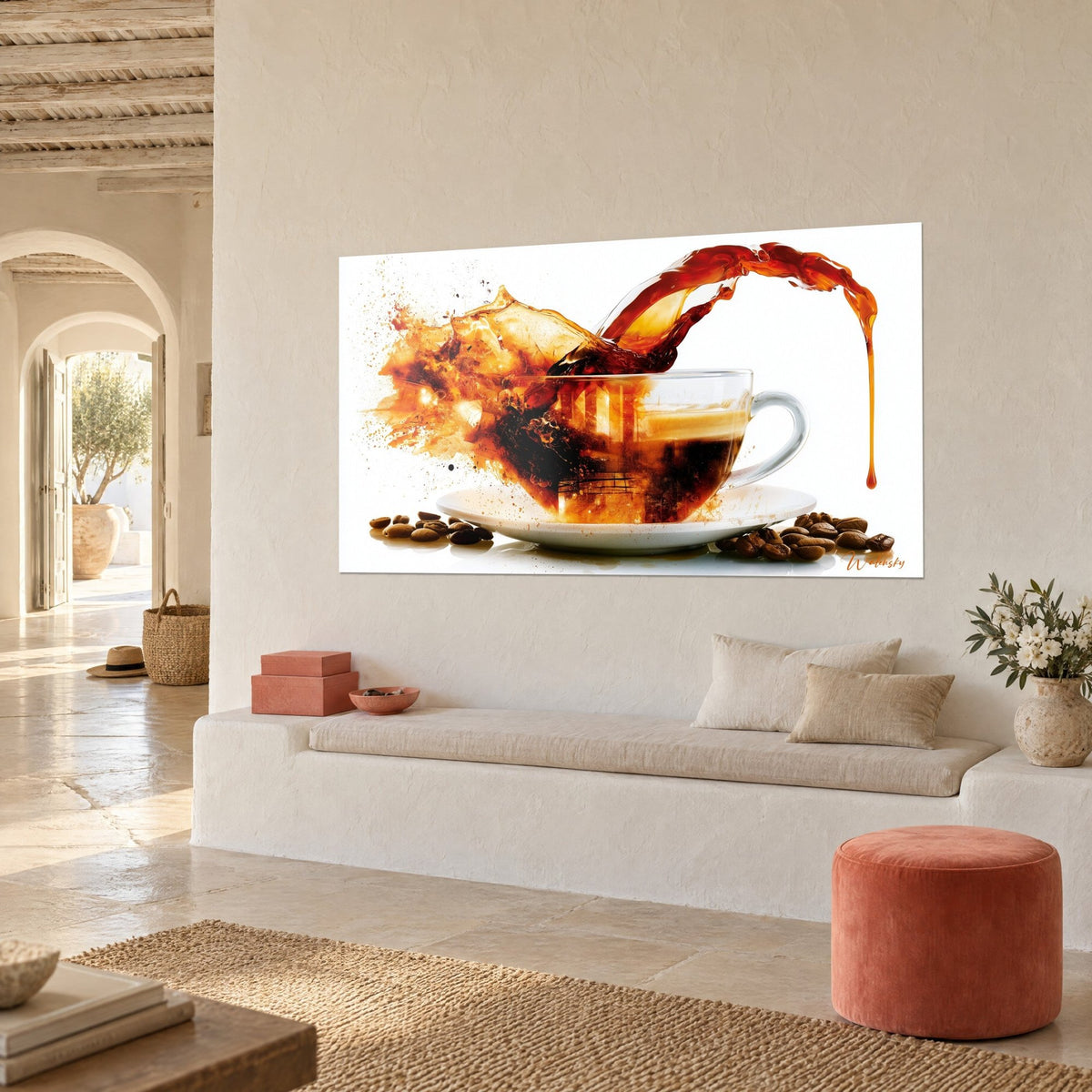 Cuadro espresso cremoso brotando de una taza, destellos naranja y chocolate, en vista de tres cuartos dentro de una casa blanca