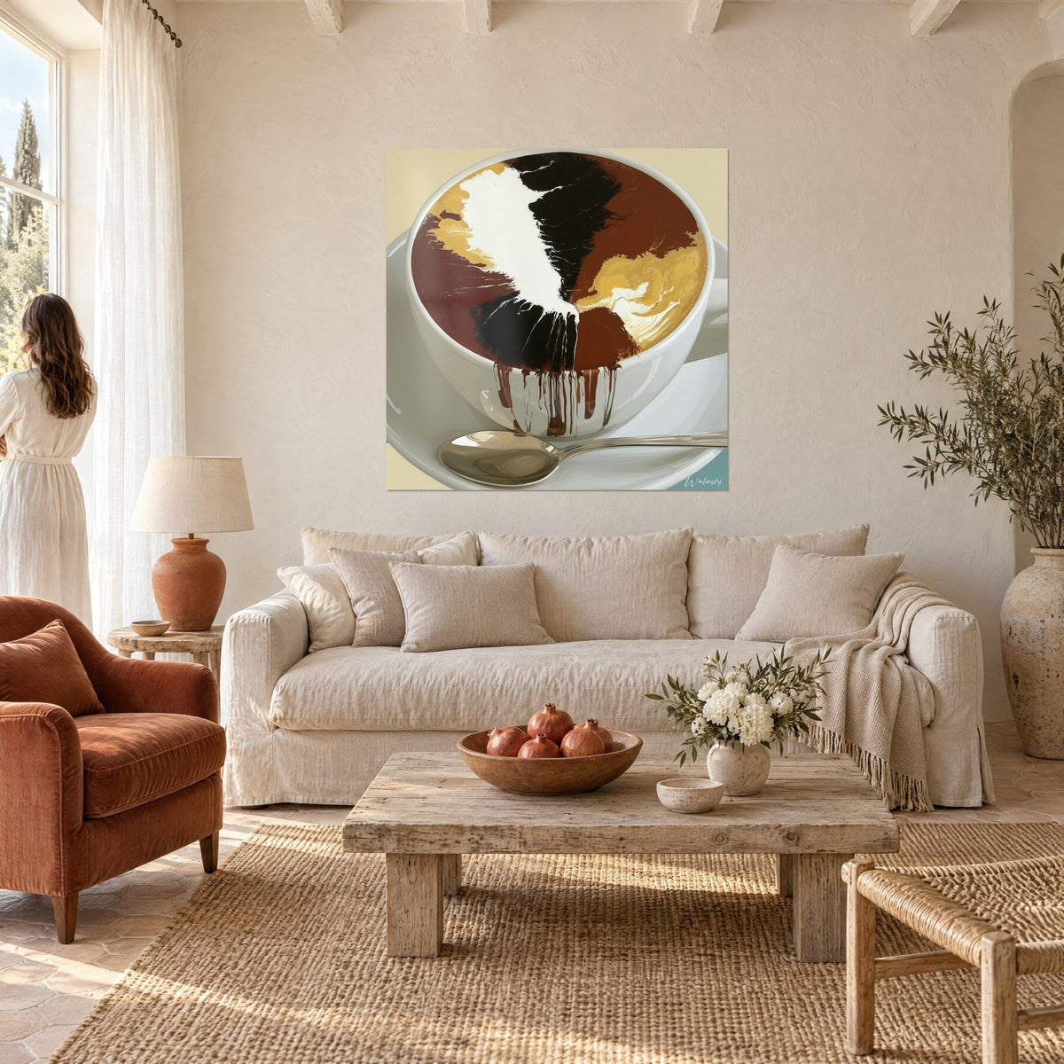 Quadro cappuccino marmorizzato di marrone cacao e crema, rivoli che scendono sulla porcellana, sopra un divano in un soggiorno luminoso