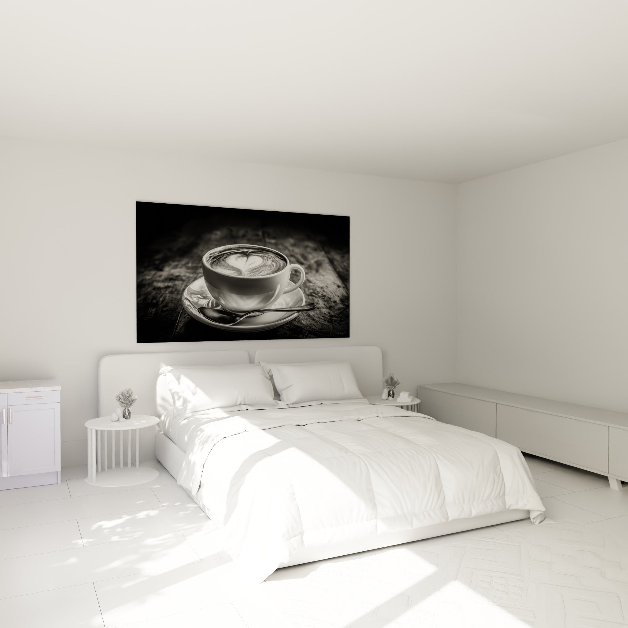 Cœur mousseux blanc dans une tasse noire et blanche accroché au-dessus d'un lit dans une chambre claire