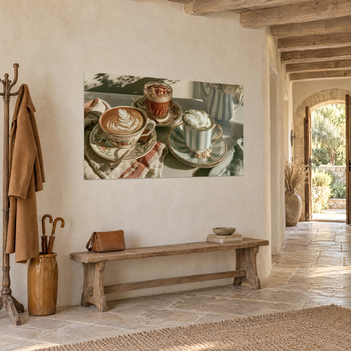 Quadro pausa caffè in porcellana dorata, schiuma verde matcha e cacao bruno, tovaglia a righe, su un muro di pietra dell'ingresso