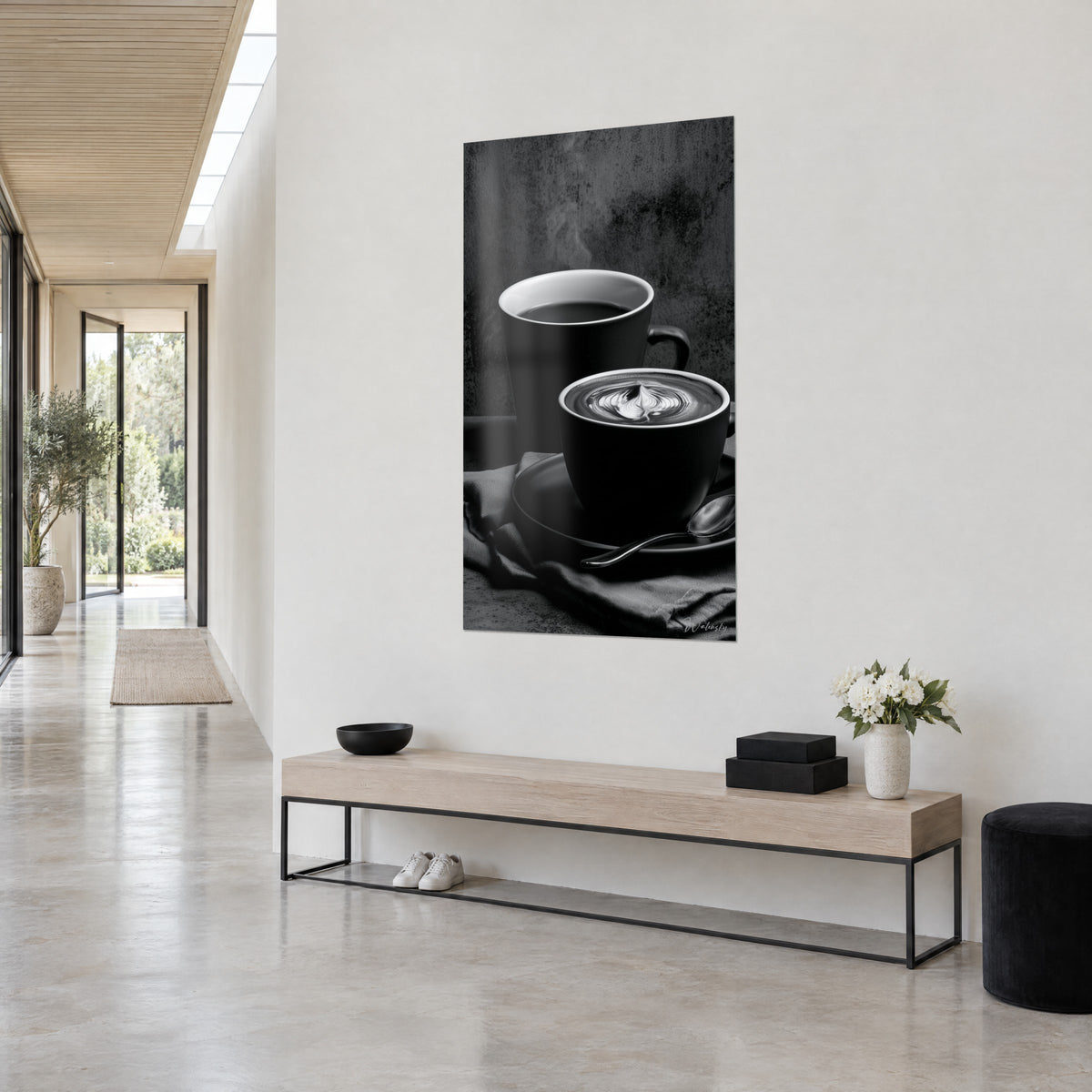 Cuadro cappuccino oscuro en blanco y negro, corazón de espuma cremosa sobre servilleta arrugada, vista de tres cuartos en un pasillo claro