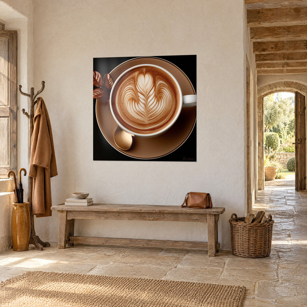 Quadro tazza di caffè vista dall'alto, piuma di schiuma di latte bianca su crema bruna, piattino color sabbia, panca di legno e sentiero di pietra