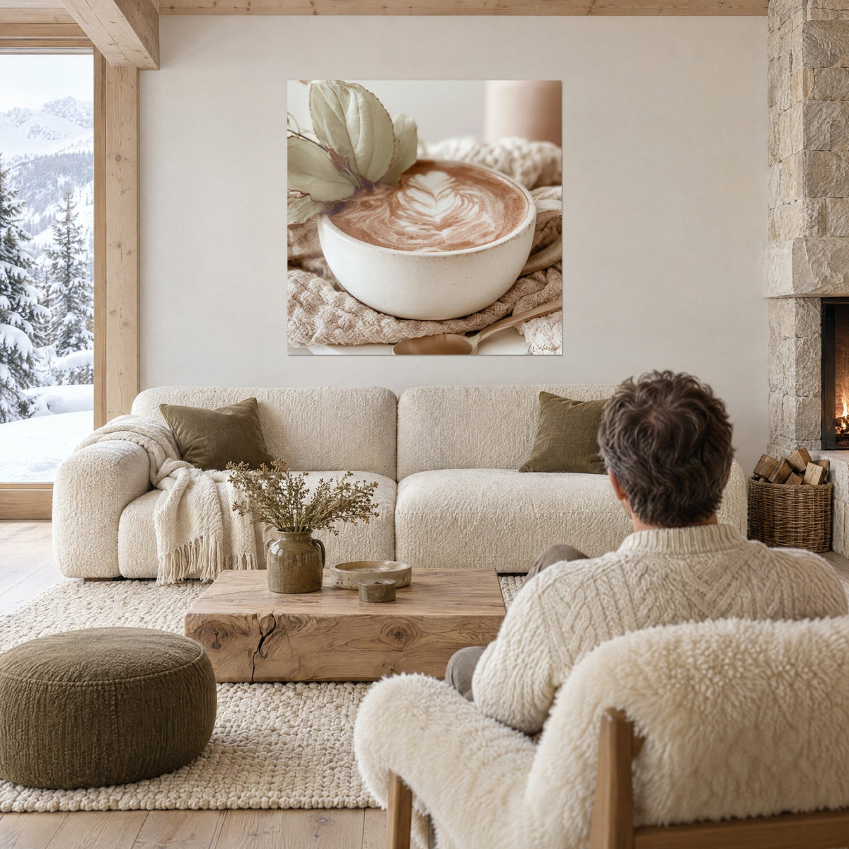 Gemälde Latte-Art-Schale mit cremigem Herz, weißes Blatt und salbeigrüne Blätter, über einem Sofa in einem hellen Wohnzimmer