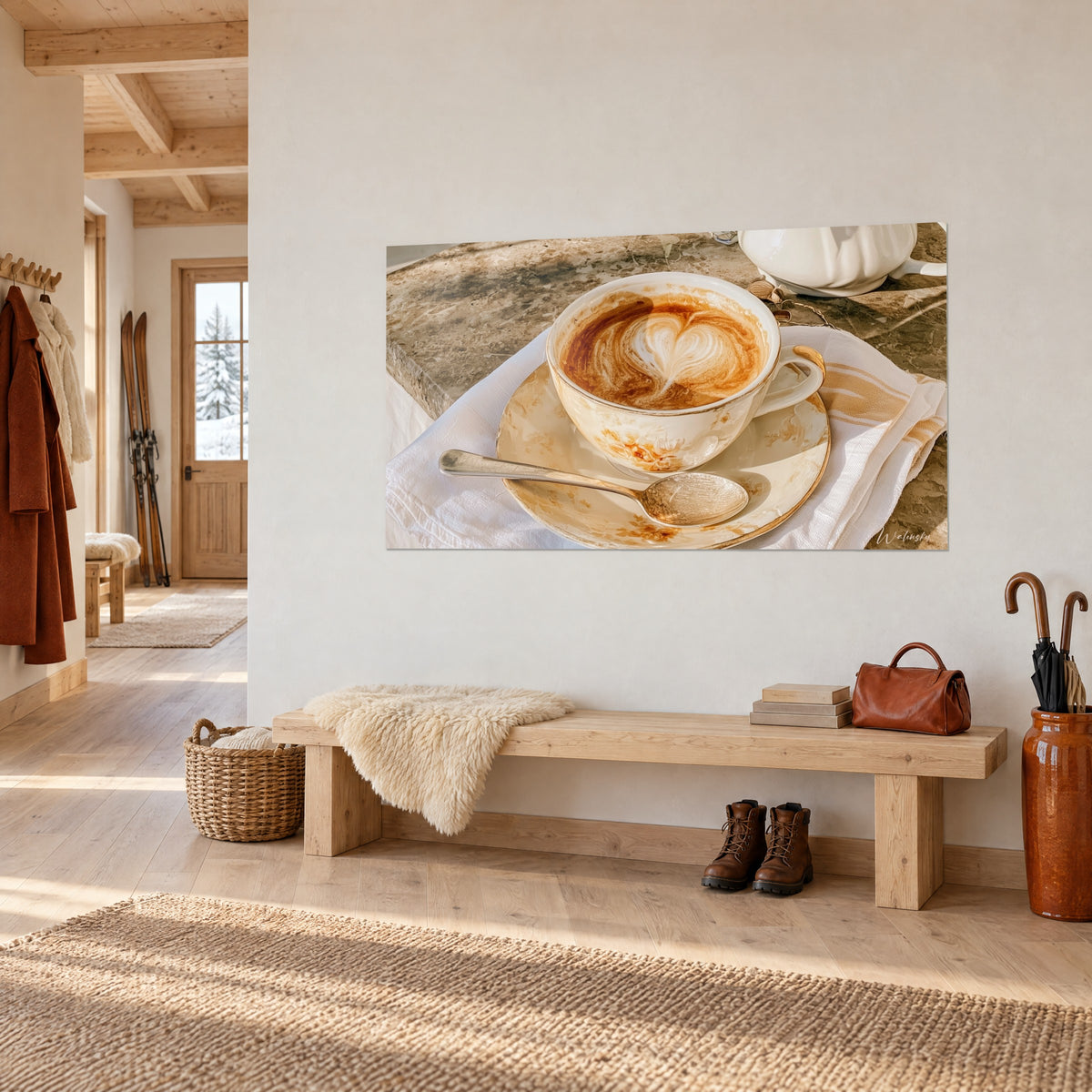 Πίνακας latte art με κρεμώδη καρδιά πάνω σε καραμελωμένο καφέ, ωχρά λουλουδάτο πιατάκι, στον τοίχο ενός διαδρόμου σαλέ από ανοιχτόχρωμο ξύλο