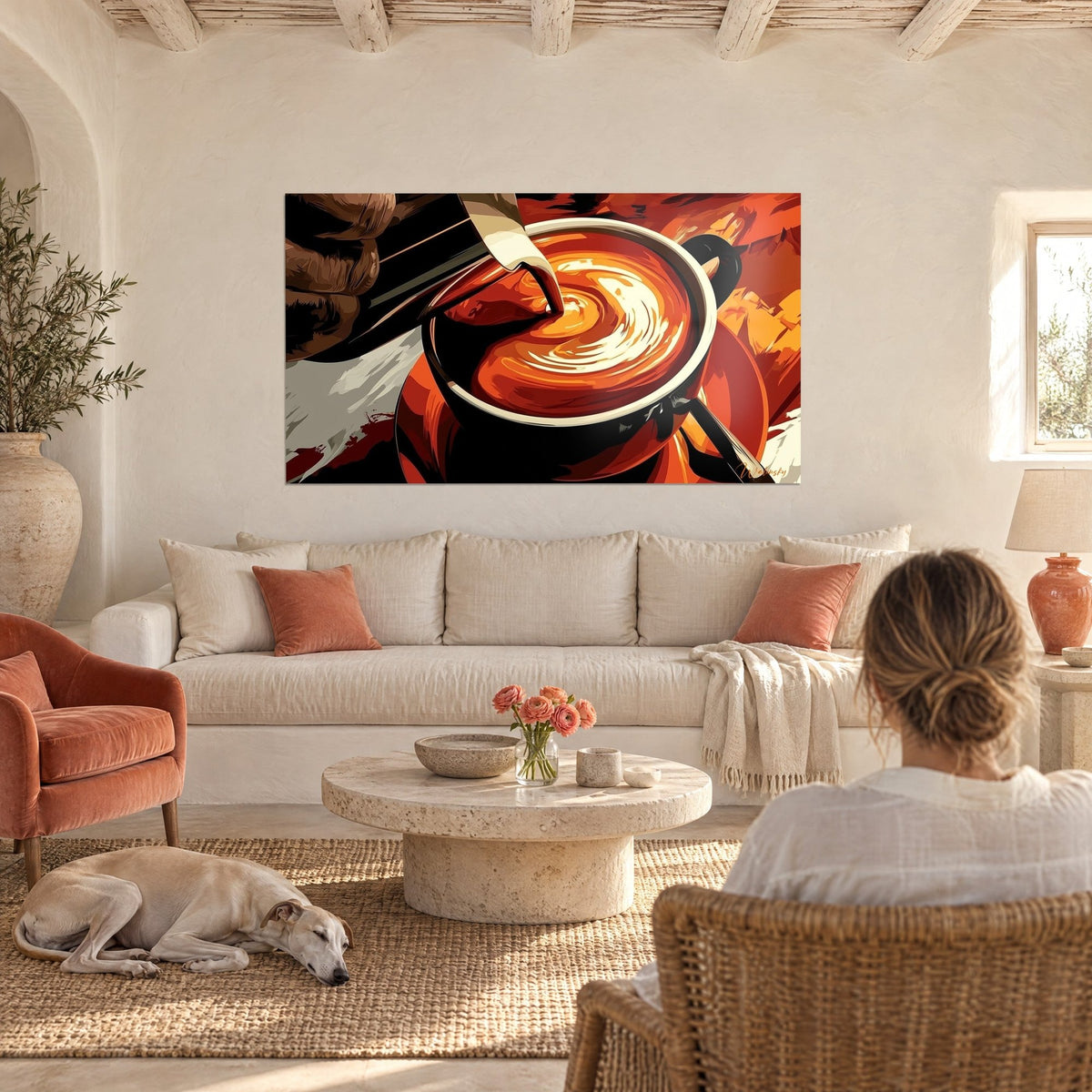 Πίνακας latte art με κρεμ σπείρα σε μαύρη κούπα, πορτοκαλί και σκουριά, γυναίκα από την πλάτη, πάνω από καναπέ σε φωτεινό σαλόνι