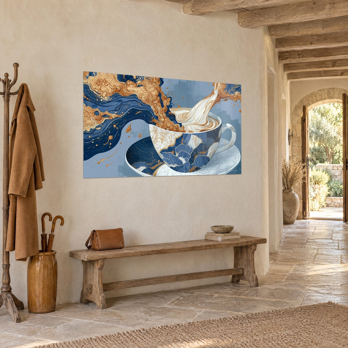 Tableau éclaboussure de caramel doré jaillissant d'une porcelaine bleu marine et blanche, mur crème et banc en bois, vue de trois-quarts