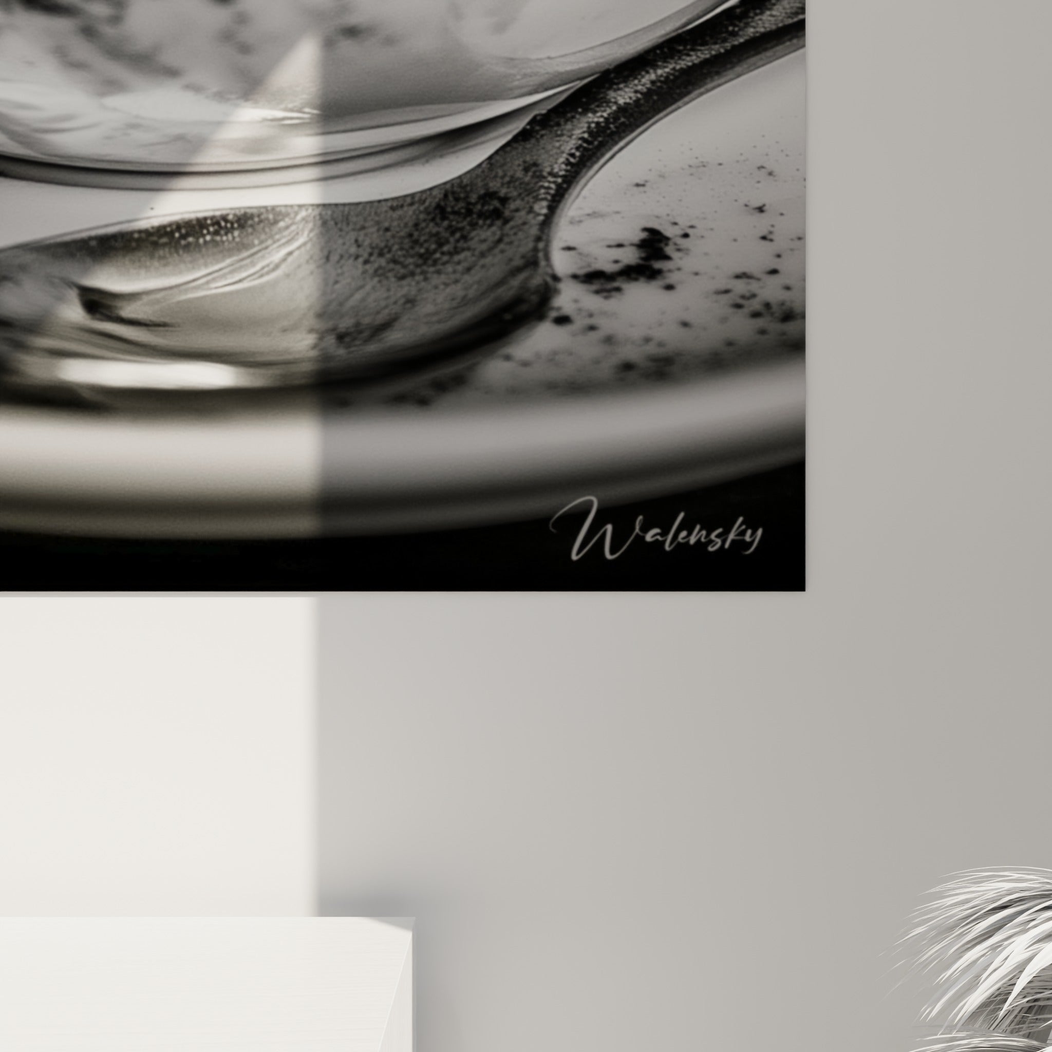 Empâtements gris et noirs sur la mousse du café, grain photographique visible près du bord blanc de la tasse