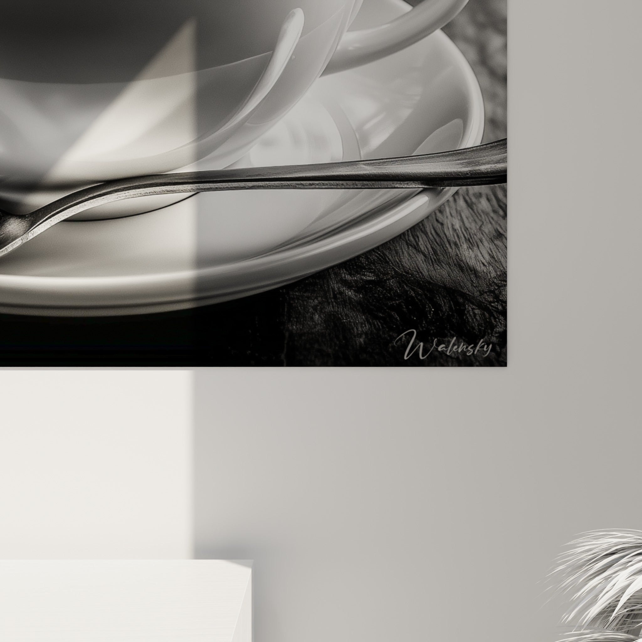 Mousse blanche et café noir se mêlant en volutes fines sur la porcelaine brillante