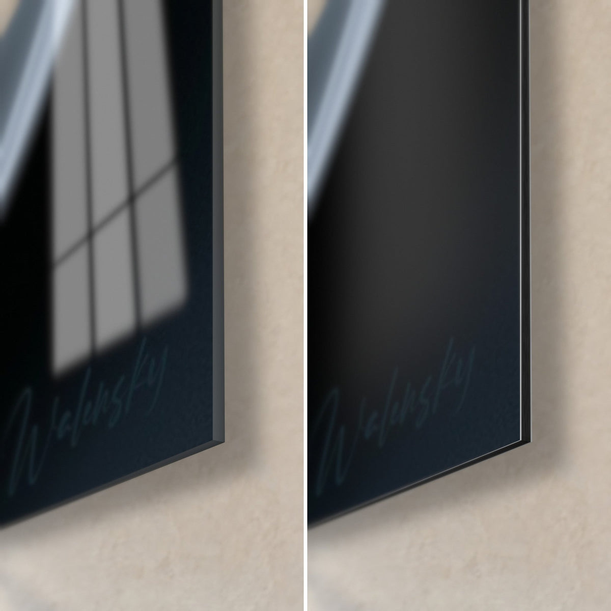 Tableau cappuccino sur fond bleu nuit, coin bas droit : verre acrylique brillant à gauche, alu Dibond noir mat à droite