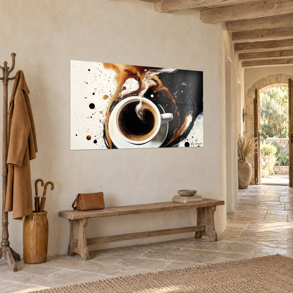 Tableau expresso crémeux et éclaboussures caramel sur fond ivoire, accroché sur un mur beige près d'un banc en bois, maison en pierre