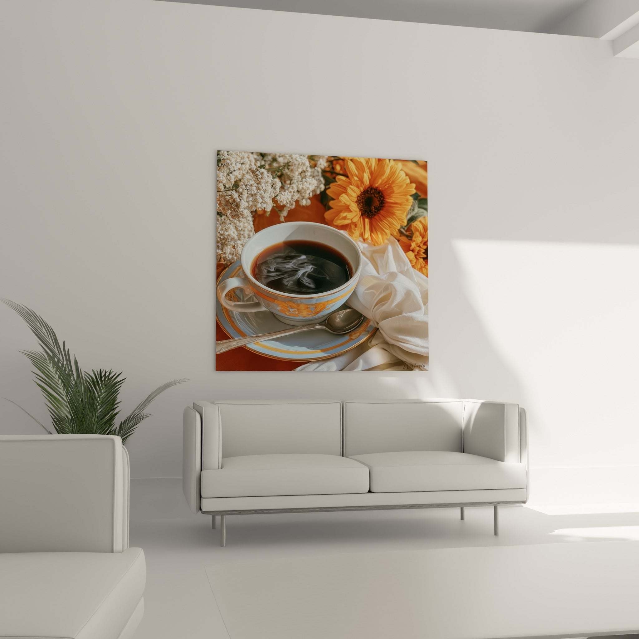 Nappe blanche froissée et tasse dorée aux reflets bleus au-dessus d'un canapé dans un salon lumineux