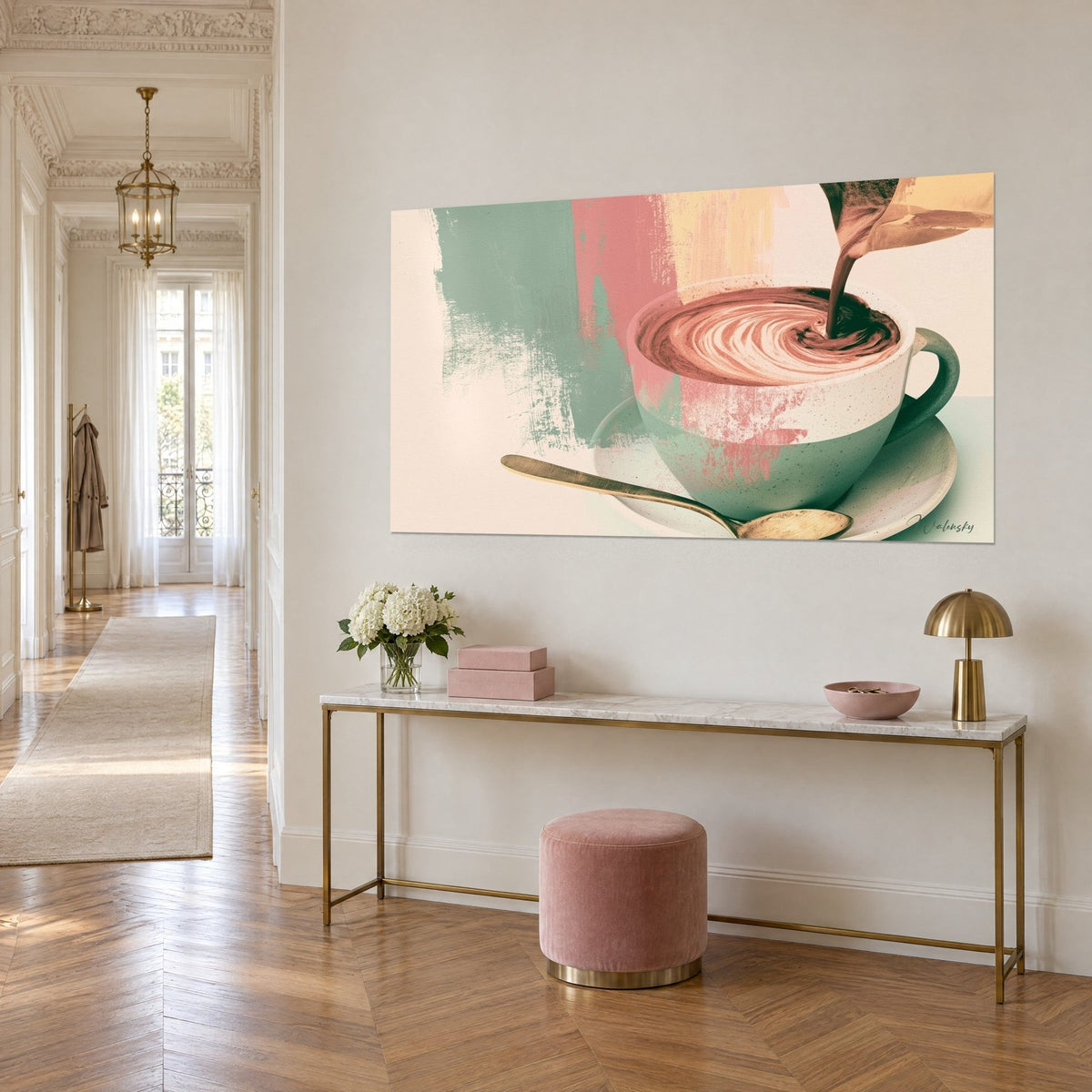 Tableau café crémeux tourbillonnant dans une porcelaine mouchetée, coups de pinceau pêche et vert sauge, sur une console dorée en vue de trois-quarts