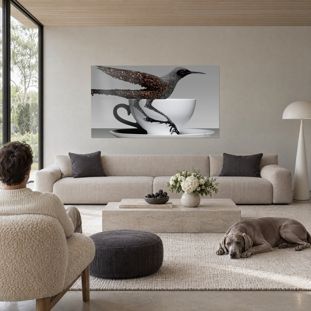 Tableau colibri de grains de café bruns perché sur une tasse blanche, fond gris, au-dessus d'un canapé dans un salon lumineux