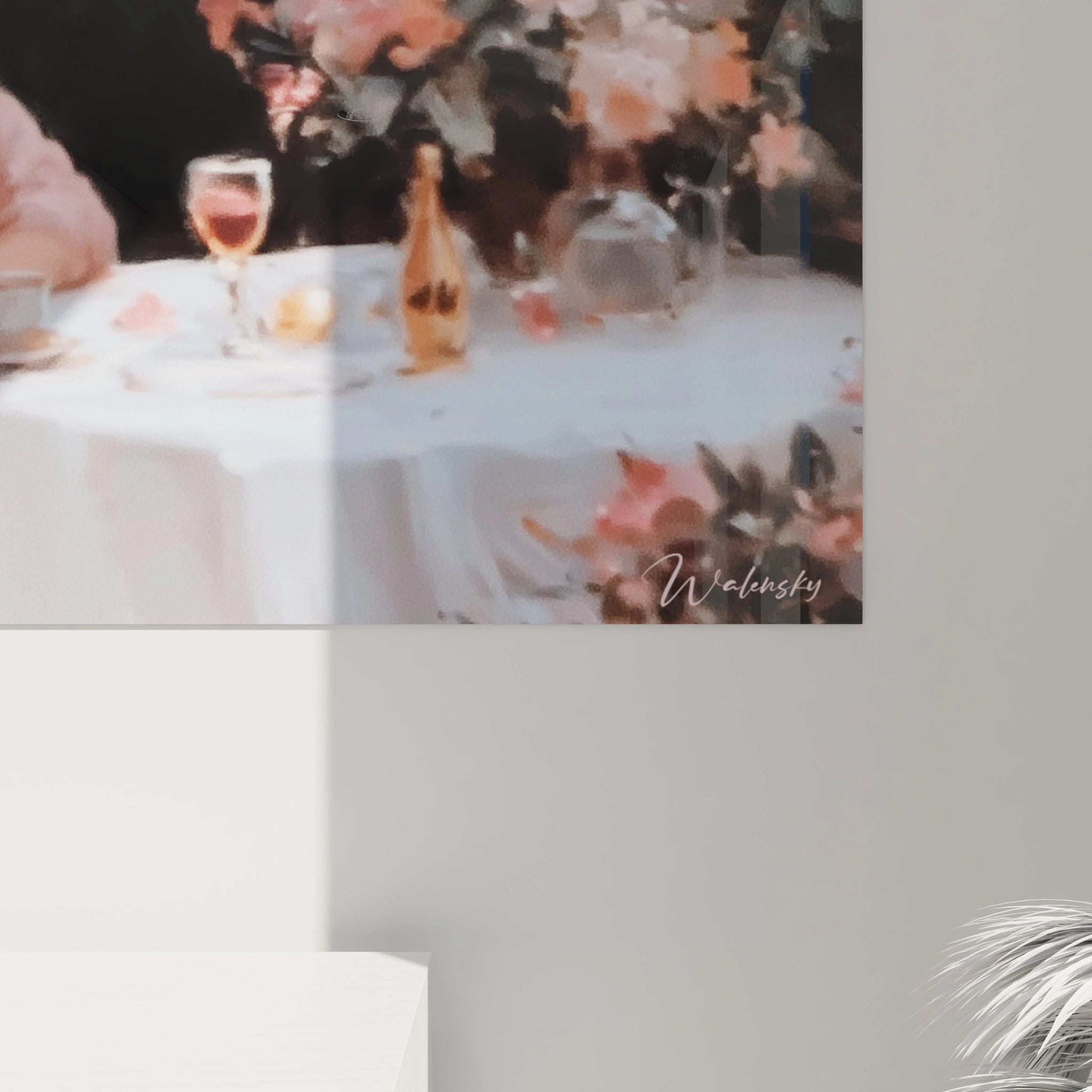 Tableau mural Walensky représentant une table de café romantique avec verre bouteille et fleurs tableau café parisien classique