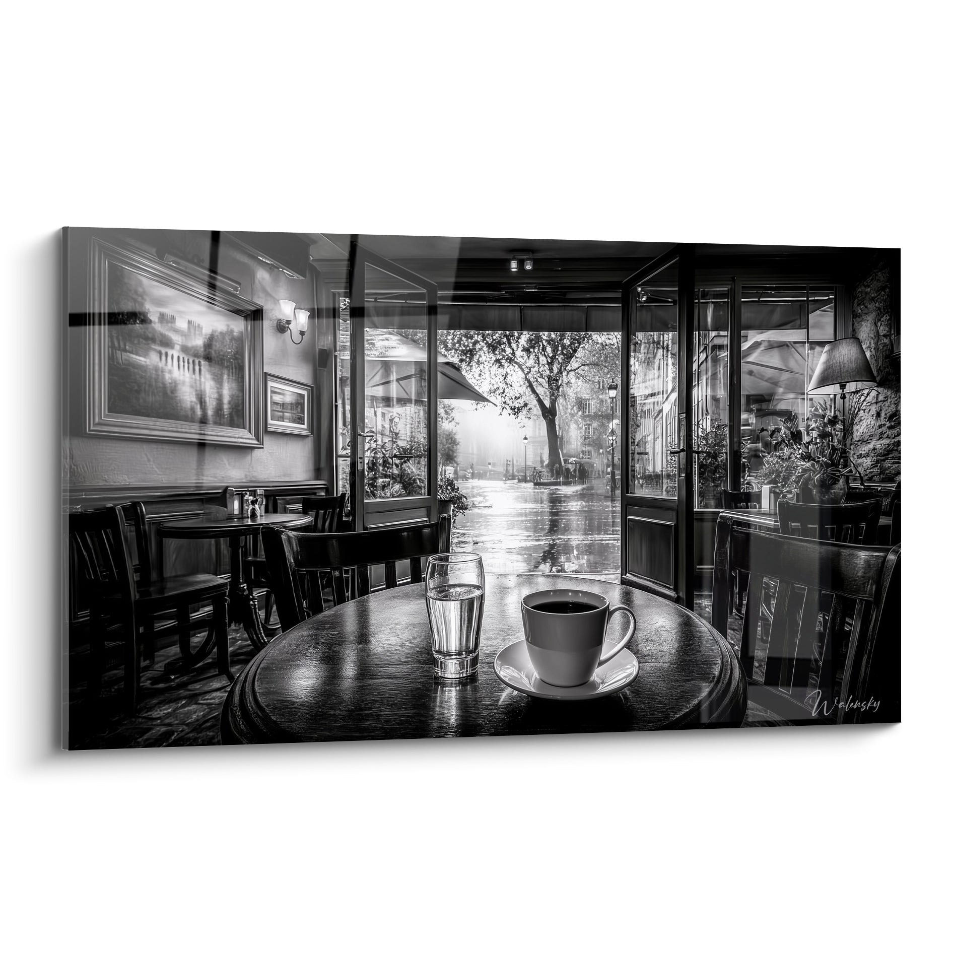 Café parisien en noir et blanc, tasse fumante sur table ronde face à une rue pluvieuse