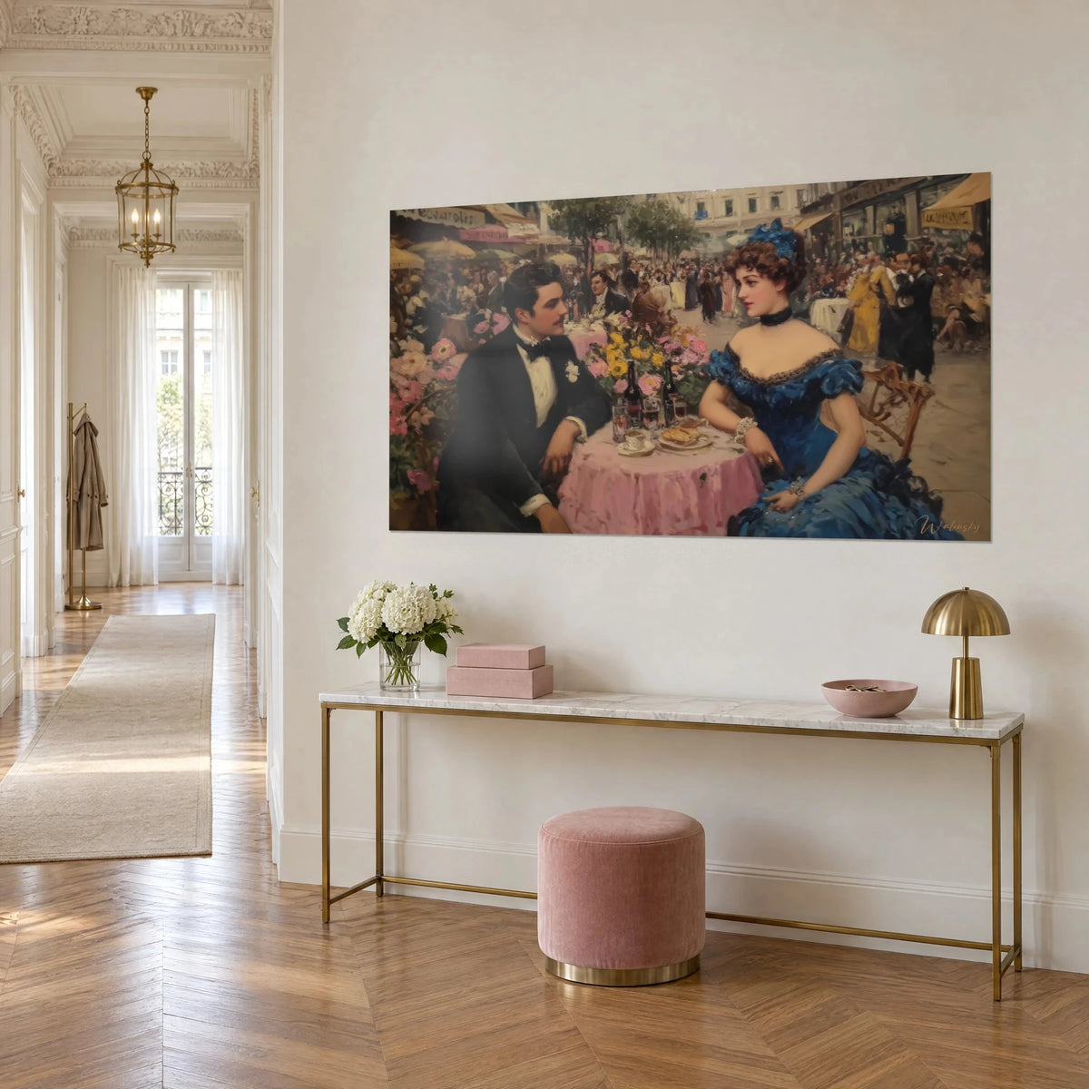 Tableau café parisien animé, homme en smoking noir et dame en bleu roi autour d'une nappe rose, console dorée en trois-quarts