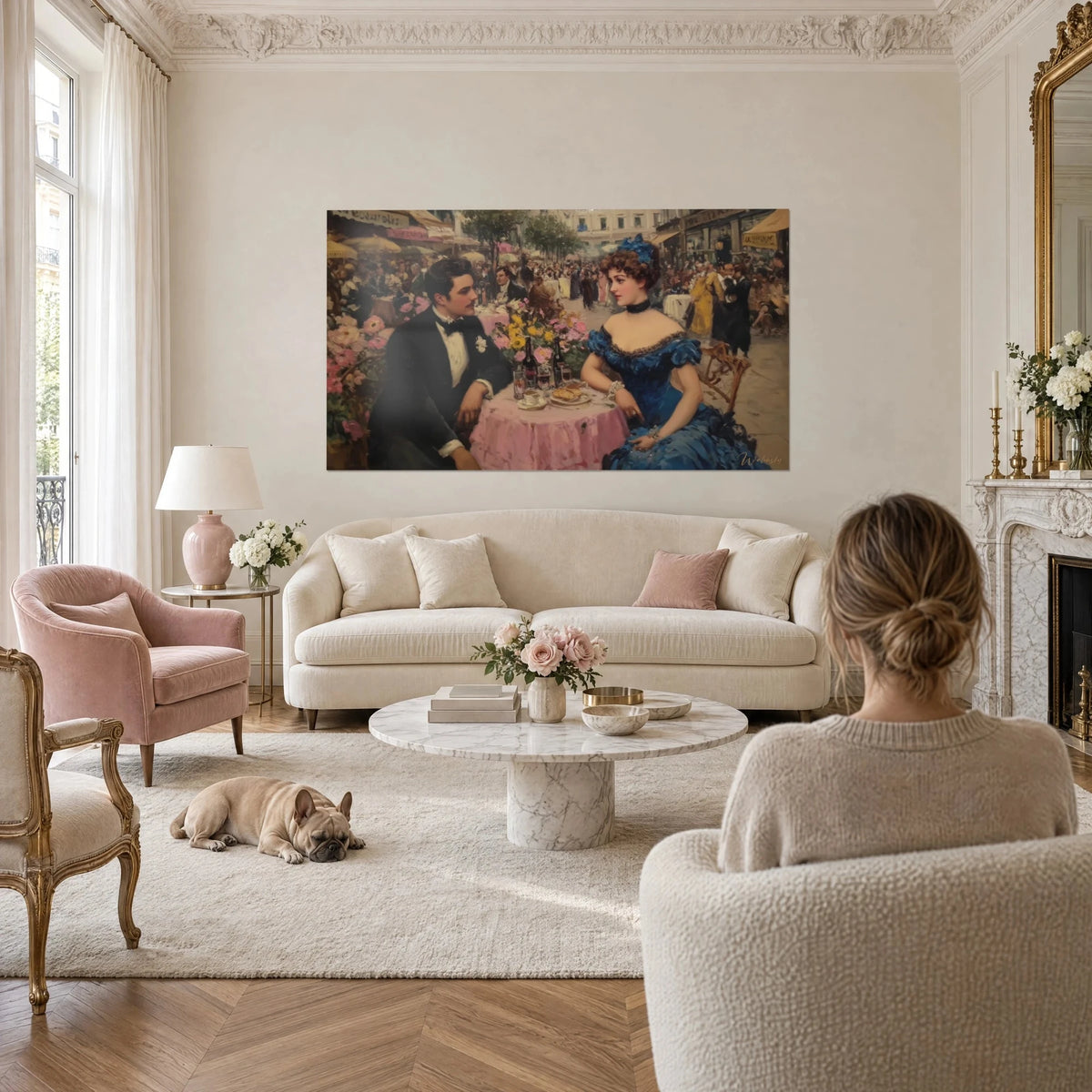 Tableau couple élégant attablé en terrasse parisienne, robe bleu roi et fleurs roses, bulldog au-dessus d'un canapé dans un salon lumineux