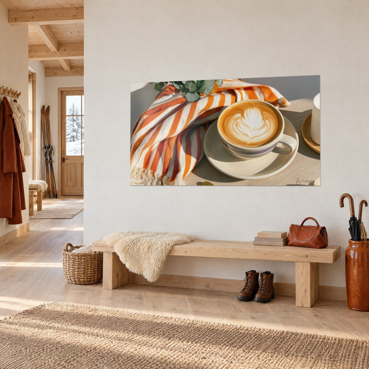 Tableau cappuccino mousseux ocre sur soucoupe ivoire, rayures orange et blanches, banc en bois et bottines dans une entrée de chalet