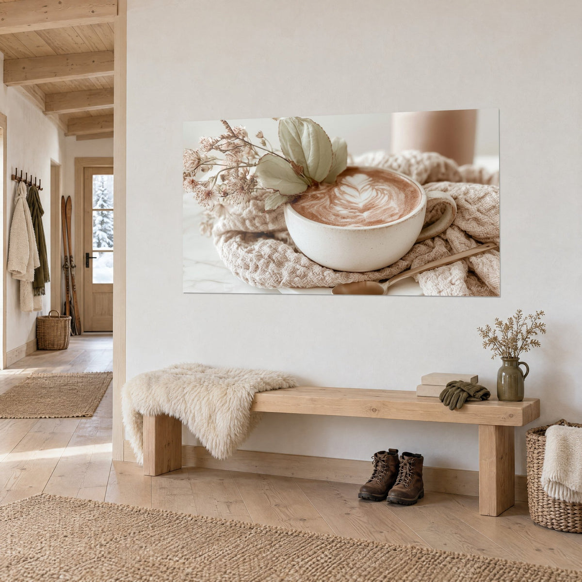 Quadro caffè spumoso marrone e bianco in una tazza di gres, foglie verde salvia, vista di tre quarti in un ingresso