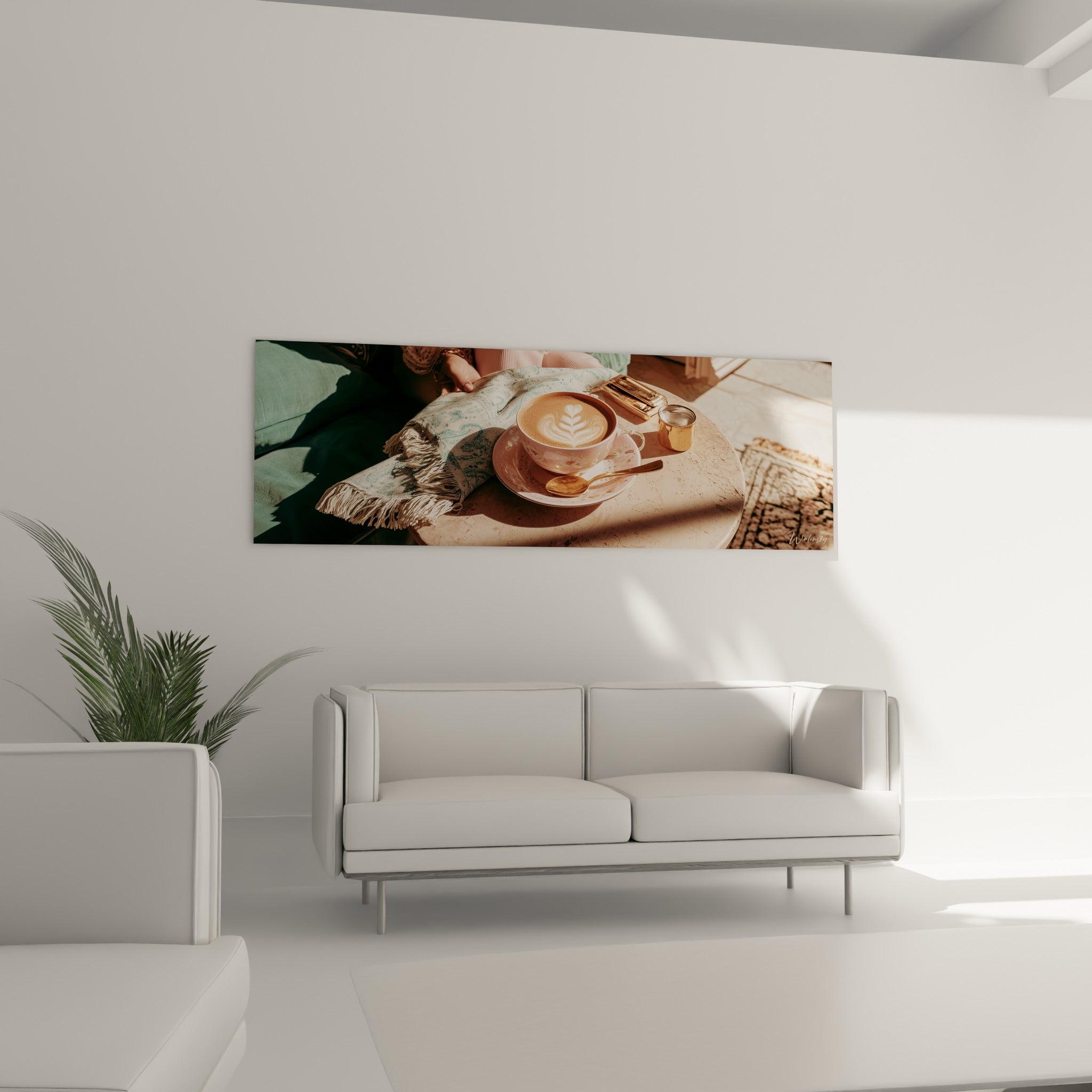 Plaid vert d'eau et tasse rose près d'un pot doré, au-dessus d'un canapé dans un salon lumineux