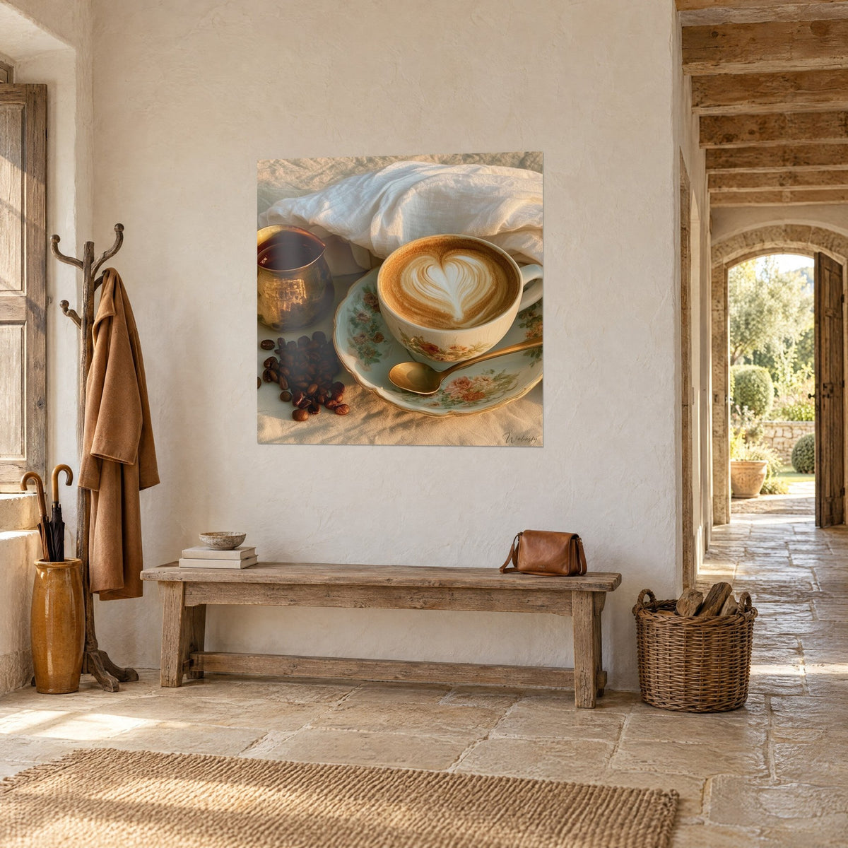 Tableau latte art en cœur brun caramel sur soucoupe florale, cuillère dorée, pichet en laiton, dans un couloir de pierre claire