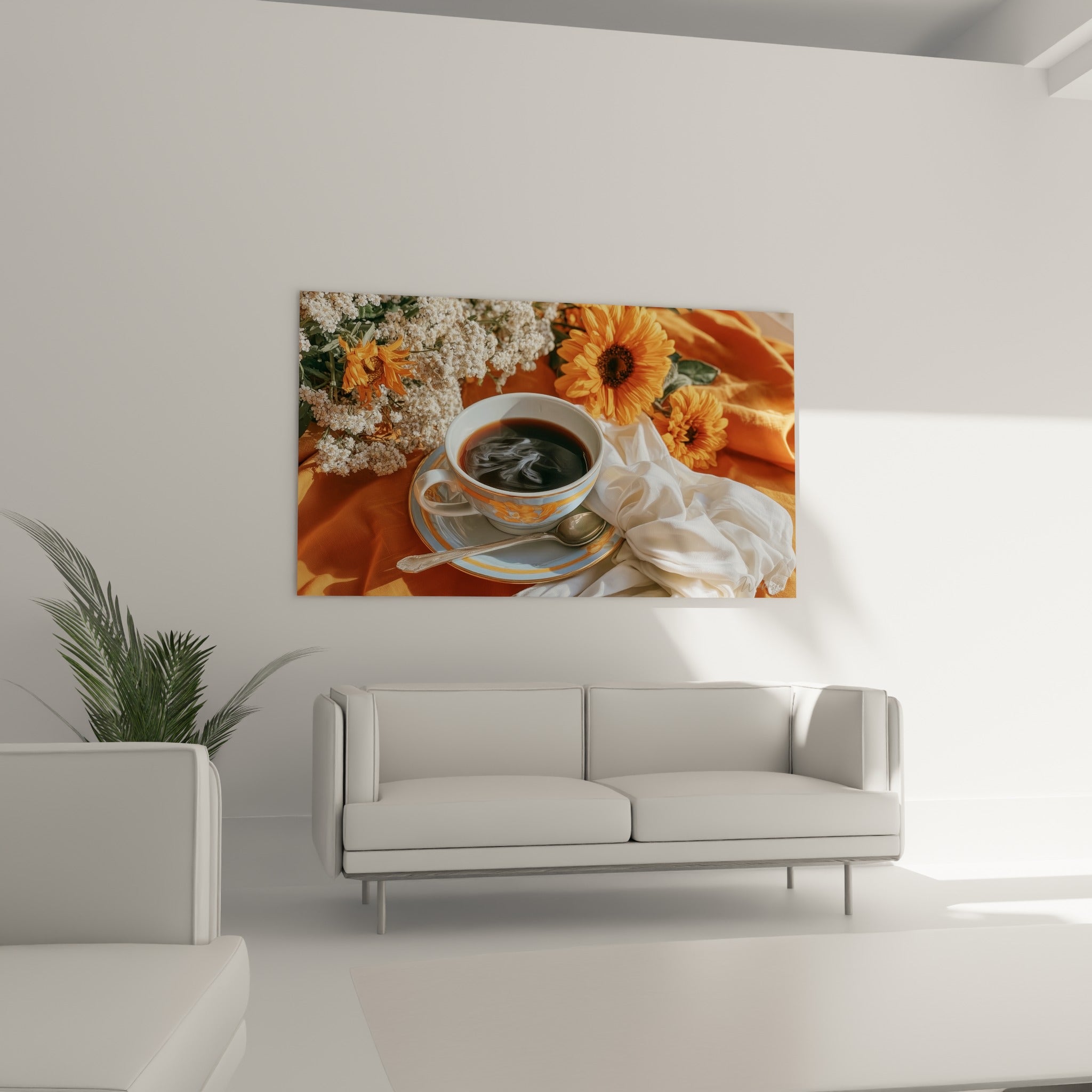 Fleurs blanches et tasse fumante bleu et or au-dessus d'un canapé dans un salon lumineux
